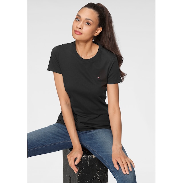 auf »HERITAGE T-Shirt mit der Logo-Flag Friday Black CREW Brust Tommy Hilfiger NECK | Tommy TEE«, BAUR Hilfiger