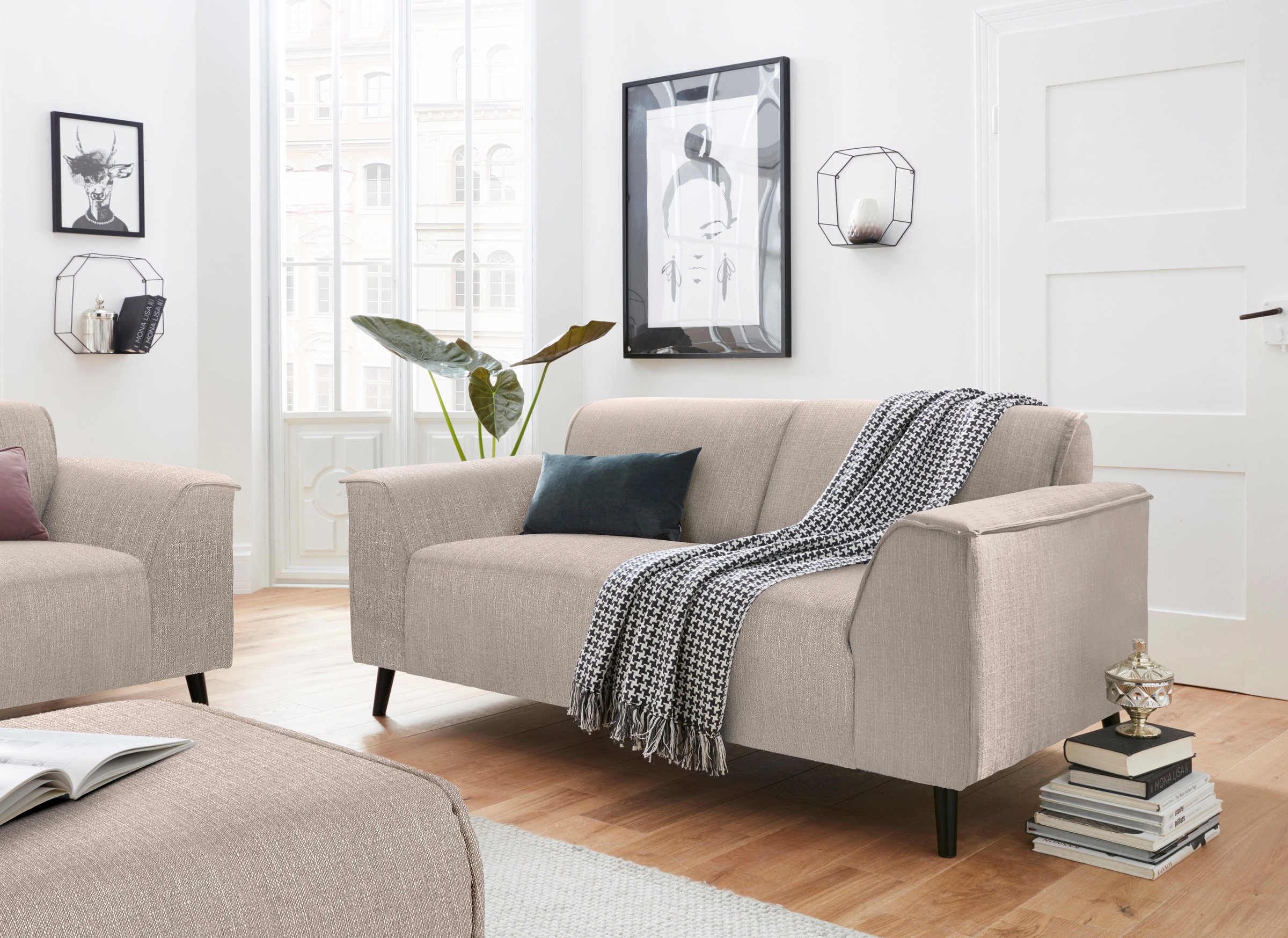 DOMO collection 2-Sitzer »Amora, inklusive komfortablem Federkern für mehr Sitzkomfort«, Komfortsitzhöhe 47cm, elegante Armlehnen und hoher Fuß