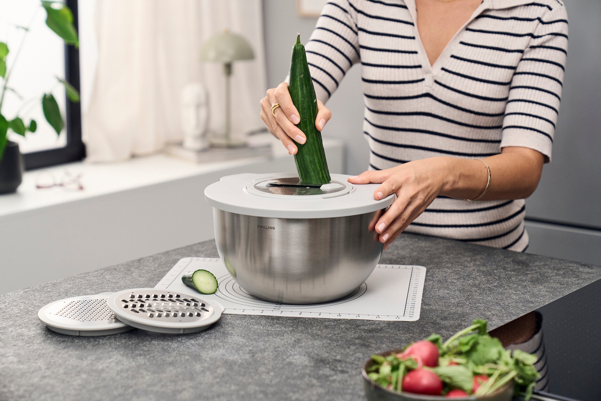 Zwilling Schüssel »Fresh & Save BOWLS - Zubehör-Set, Accessoire-Set, 5-teilig«, 5 tlg., aus Kunststoff, Spritzschutz, 3 Reibeaufsätze, backofenfeste Anti-Rutsch-Silikonmatte
