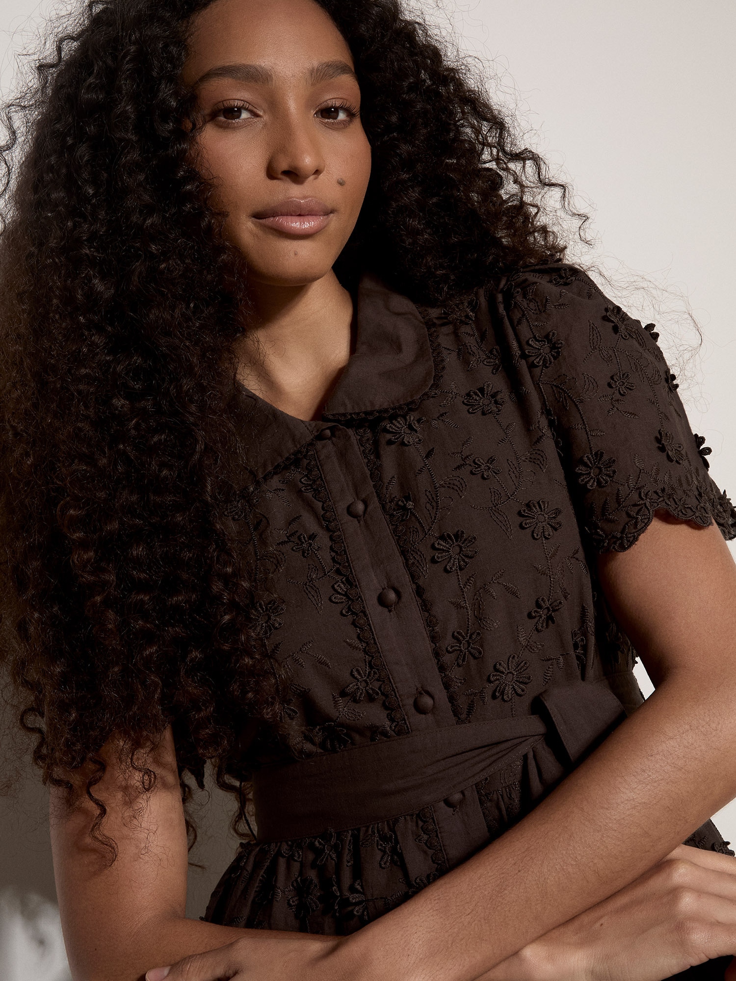 Apricot Sommerkleid »Midikleid« Stoffgürtel,  mit Blumenstickerei