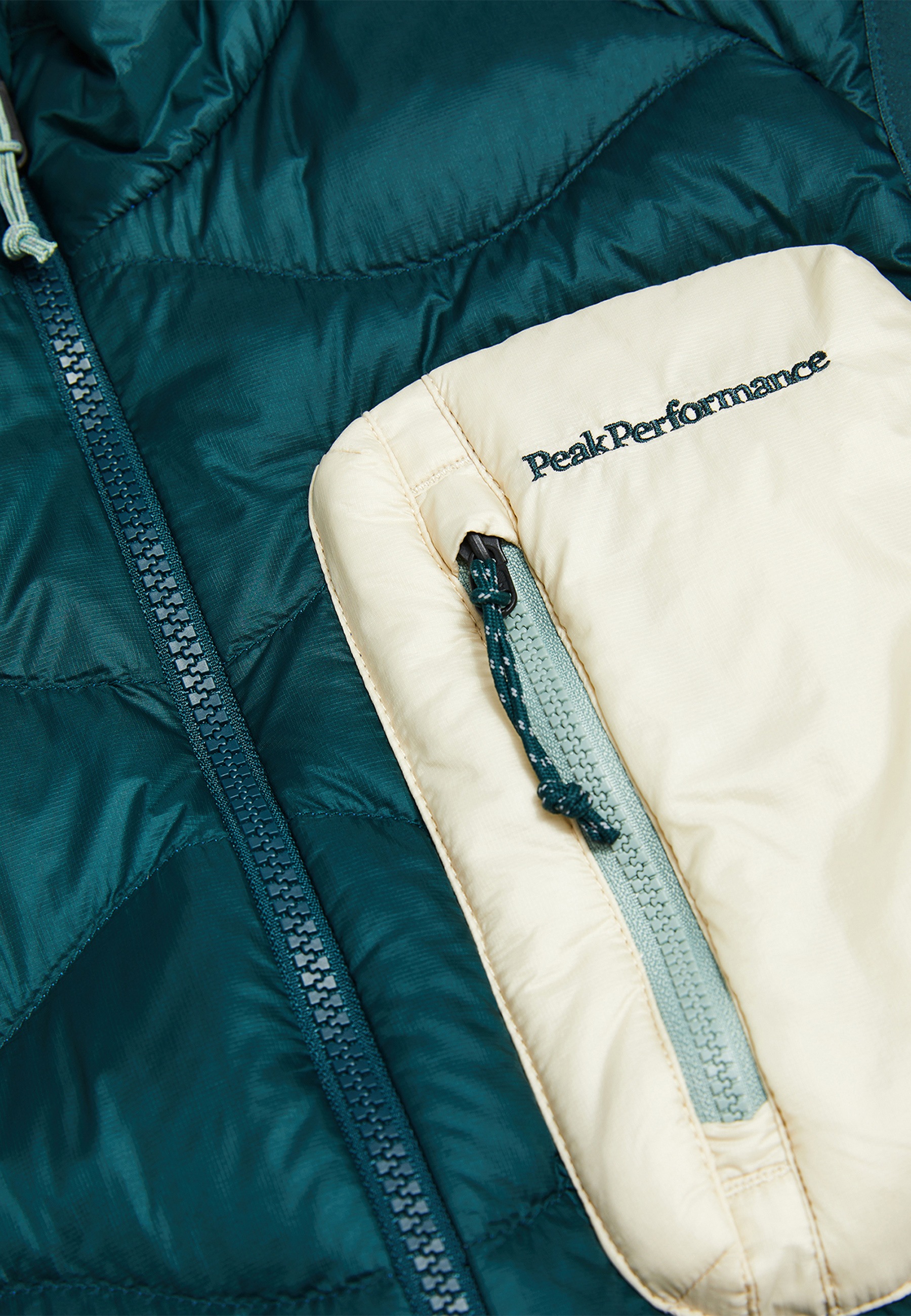 Peak Performance »W Helium Utility Down Vest« mit dezenten Farbdetails