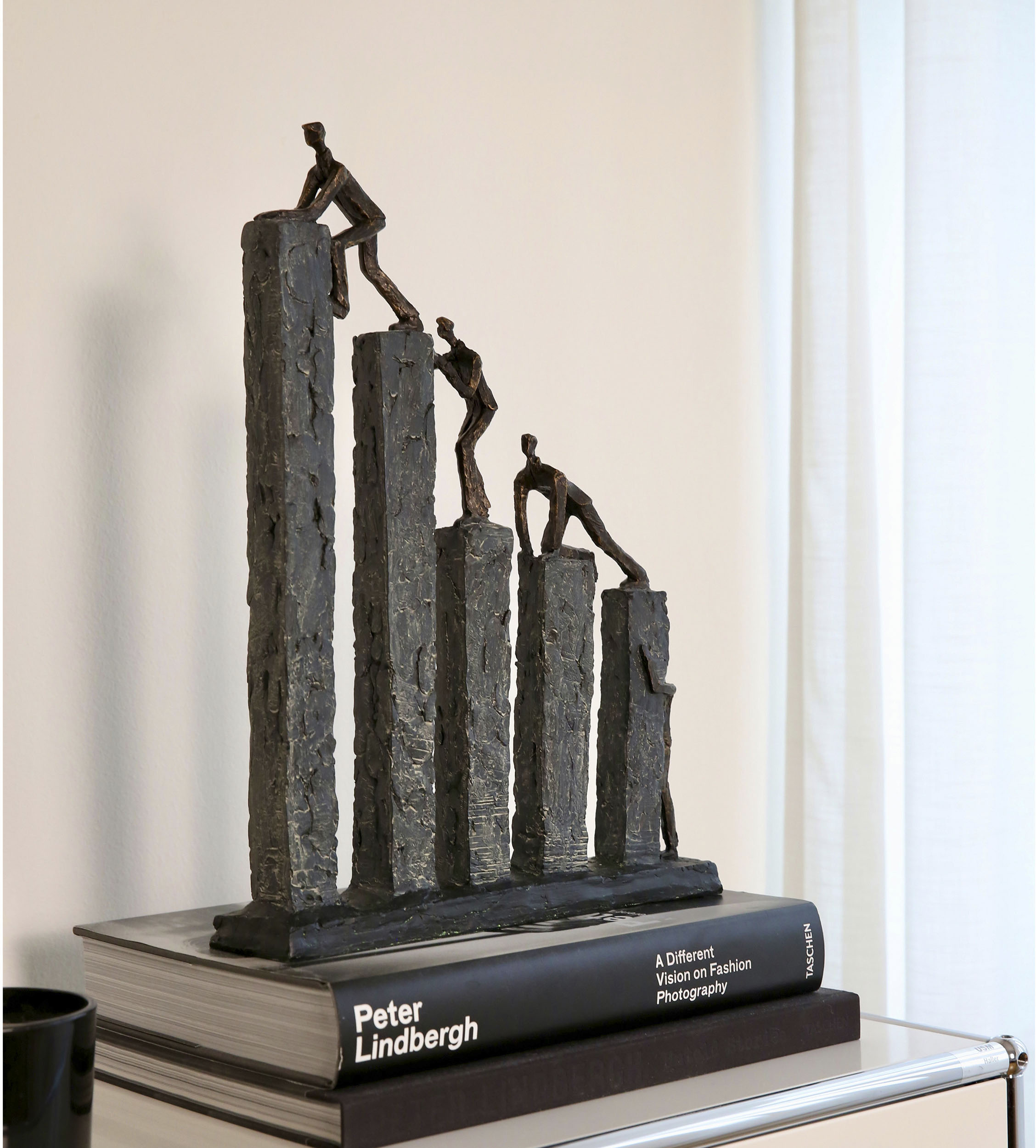 Casablanca by Gilde Dekofigur "Skulptur Raise" Vier kletternde Figuren auf grauer Basis
