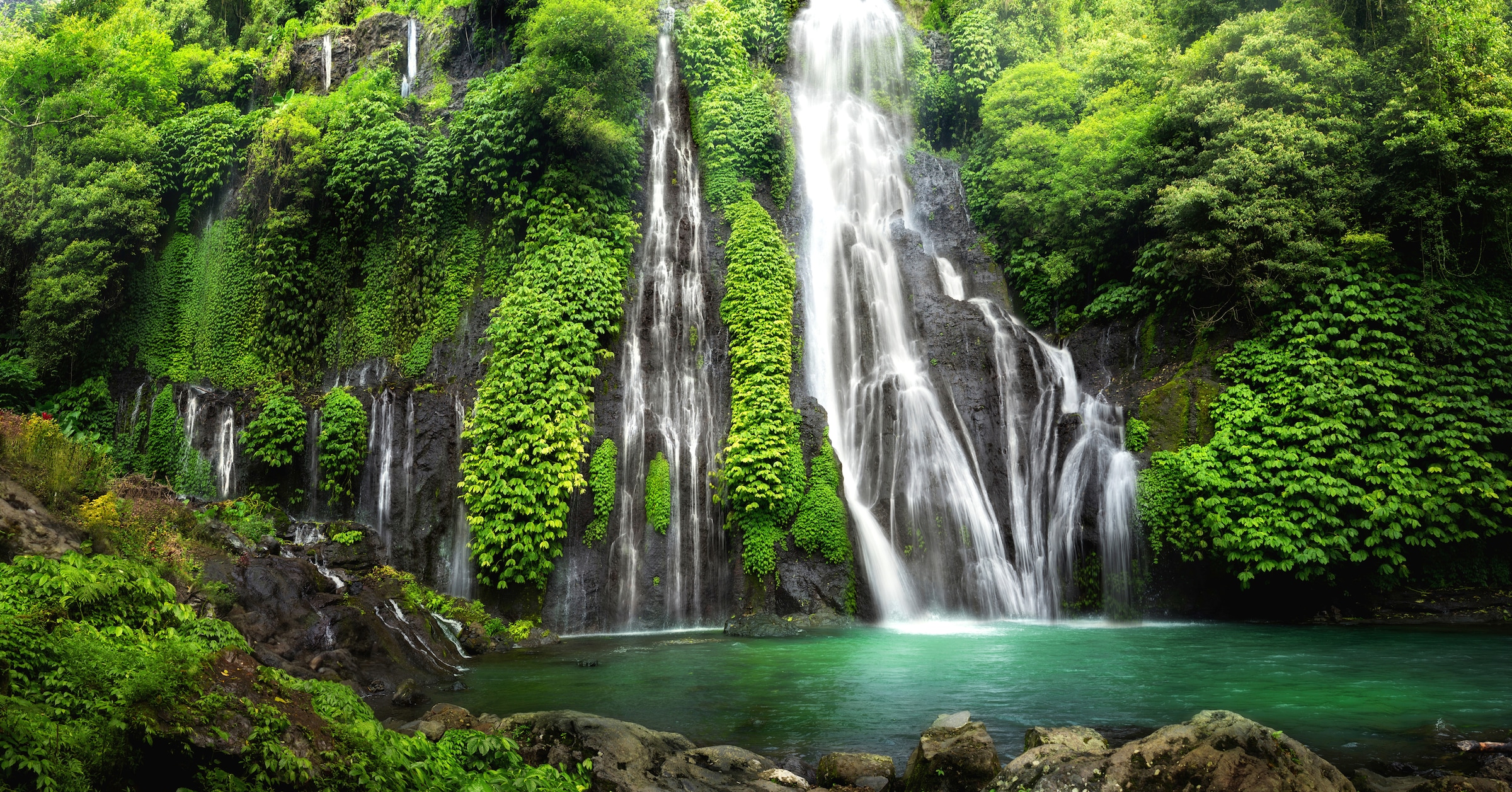 Papermoon Fototapete "LAGUNE IM URWALD MIT WASSERFALL"