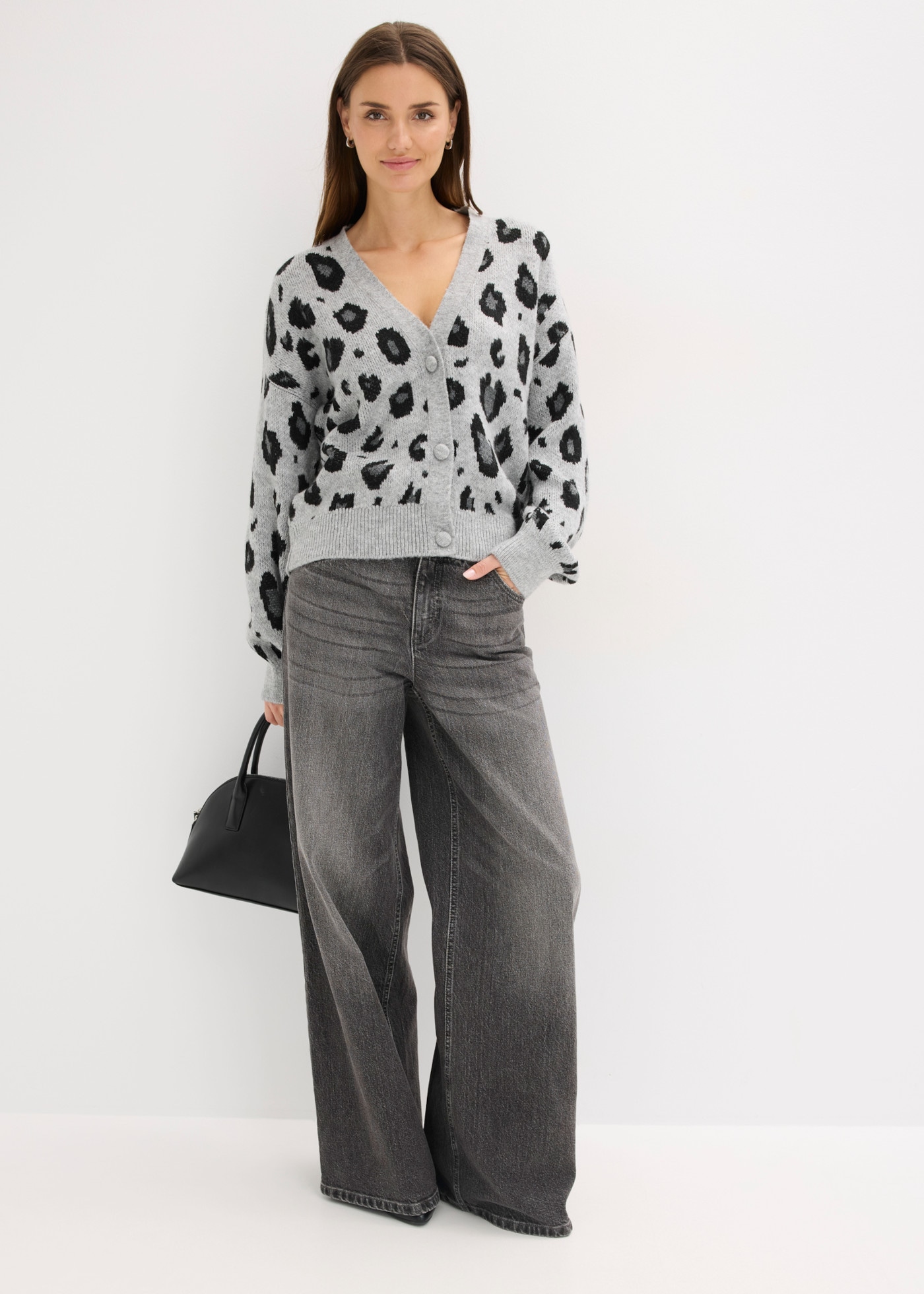 bonprix Strickjacke mit Leo-Design, Oversize-Passform, femininer Stil