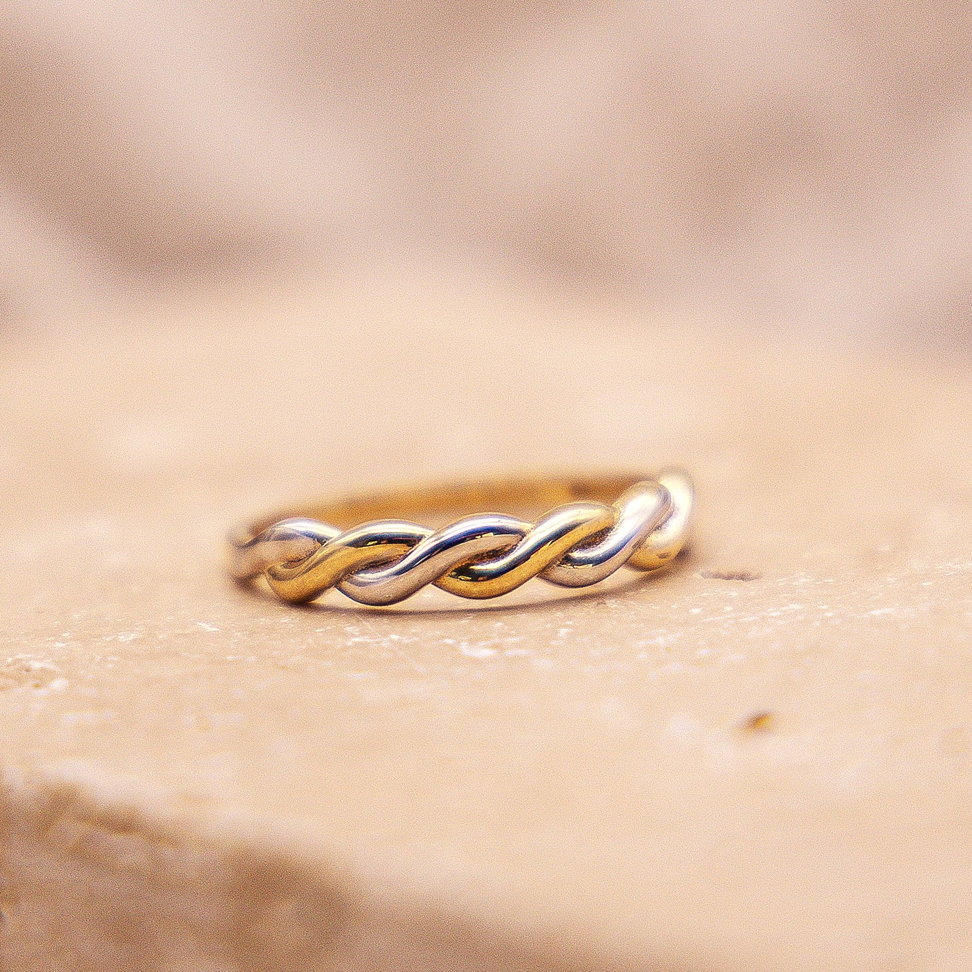 Fascination by Ellen K. Fingerring »375 Gelbgold zweifarbig geschwungen«