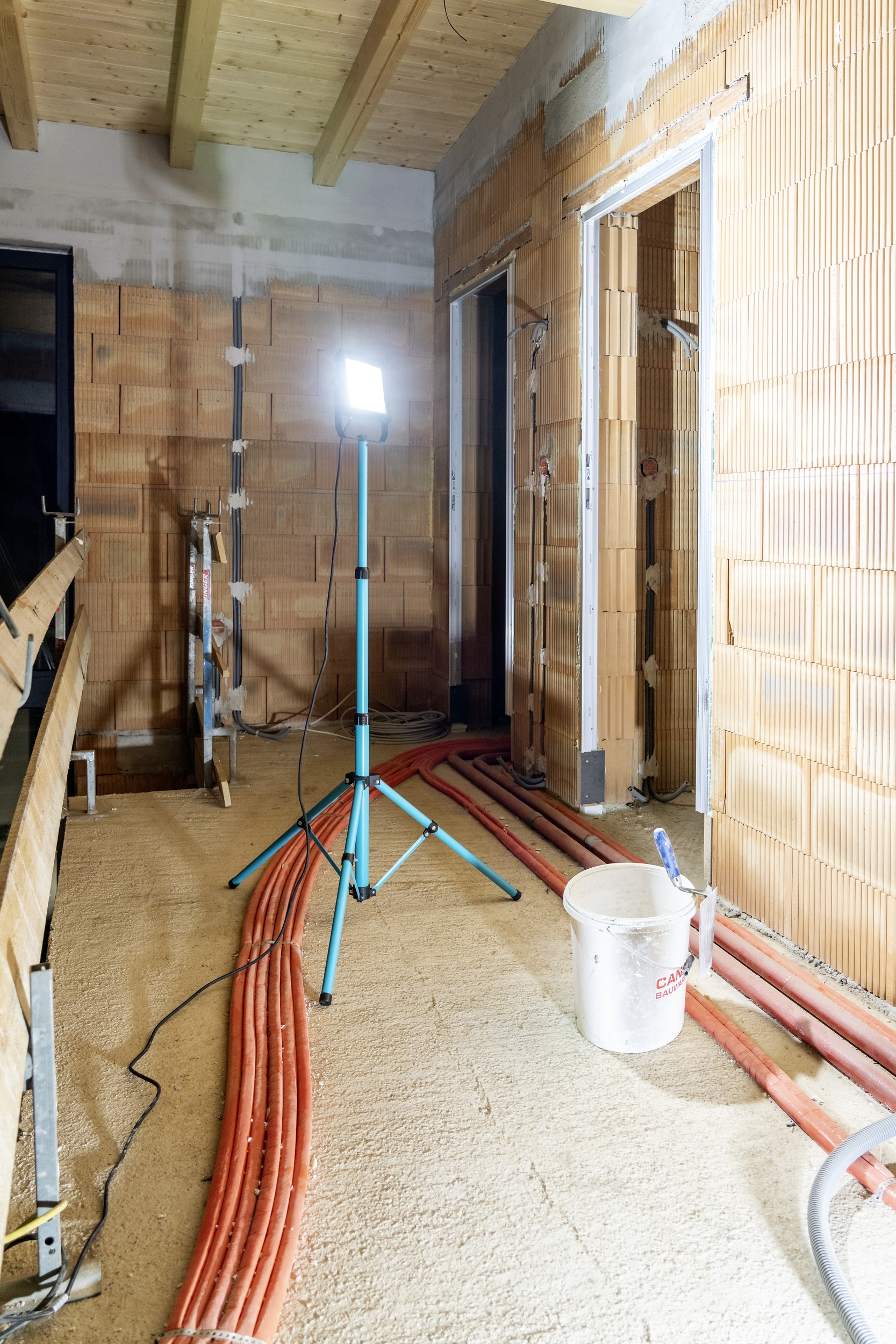 EGLO Deckenstrahler »AVELAR Strahler - Alu, Kunststoff - LED - 100W - IP65« LED-Modul 1 Stk. Neutralweiß LED Baustrahler, Arbeitsleuchte, Arbeitsscheinwerfer, L75xB68,5xH201cm