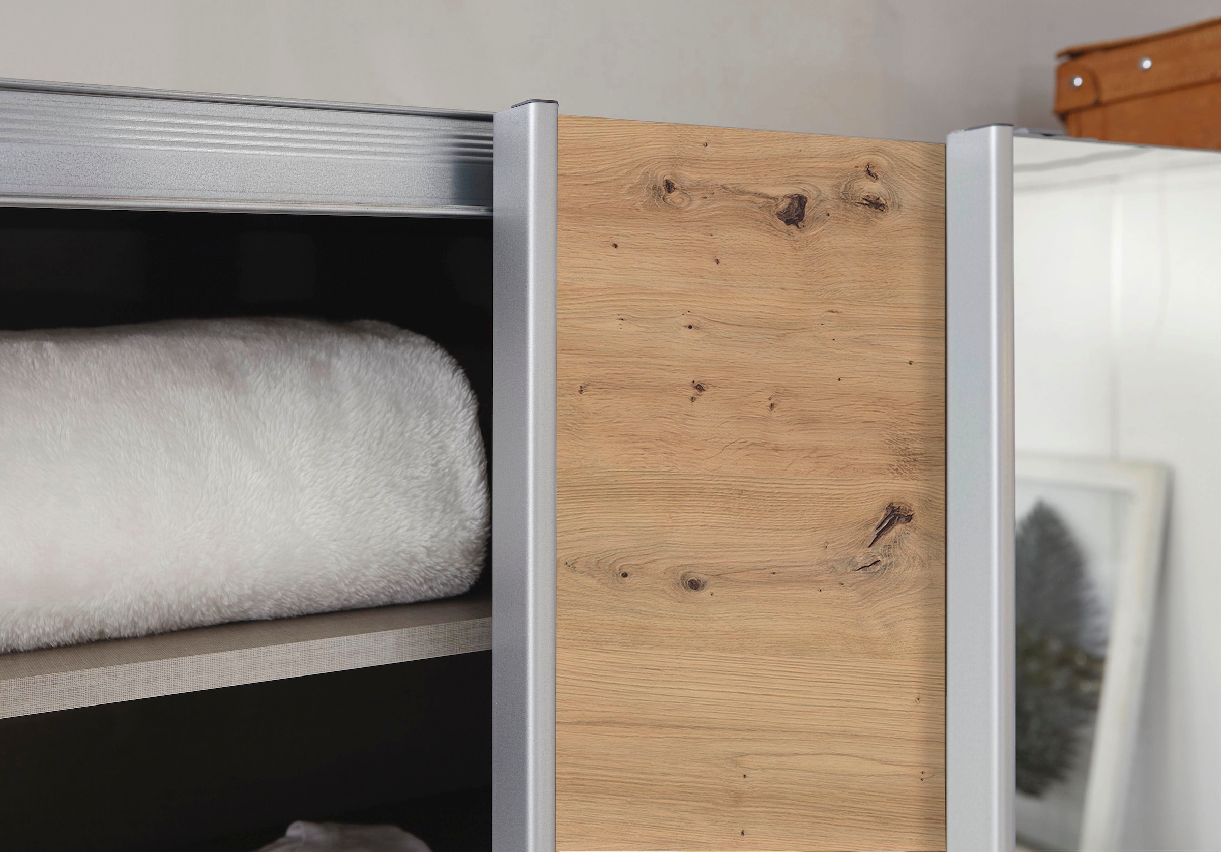 INOSIGN BY RAUCH Schwebetürenschrank »Kleiderschrank Schrank Garderobe Schlafzimmerschrank THANOS«, (in 3 verschiedenen Ausstattungen BASIC/CLASSIC/PREMIUM), Optional mit Spiegel, Metall-Griffleisten alufarben MADE IN GERMANY