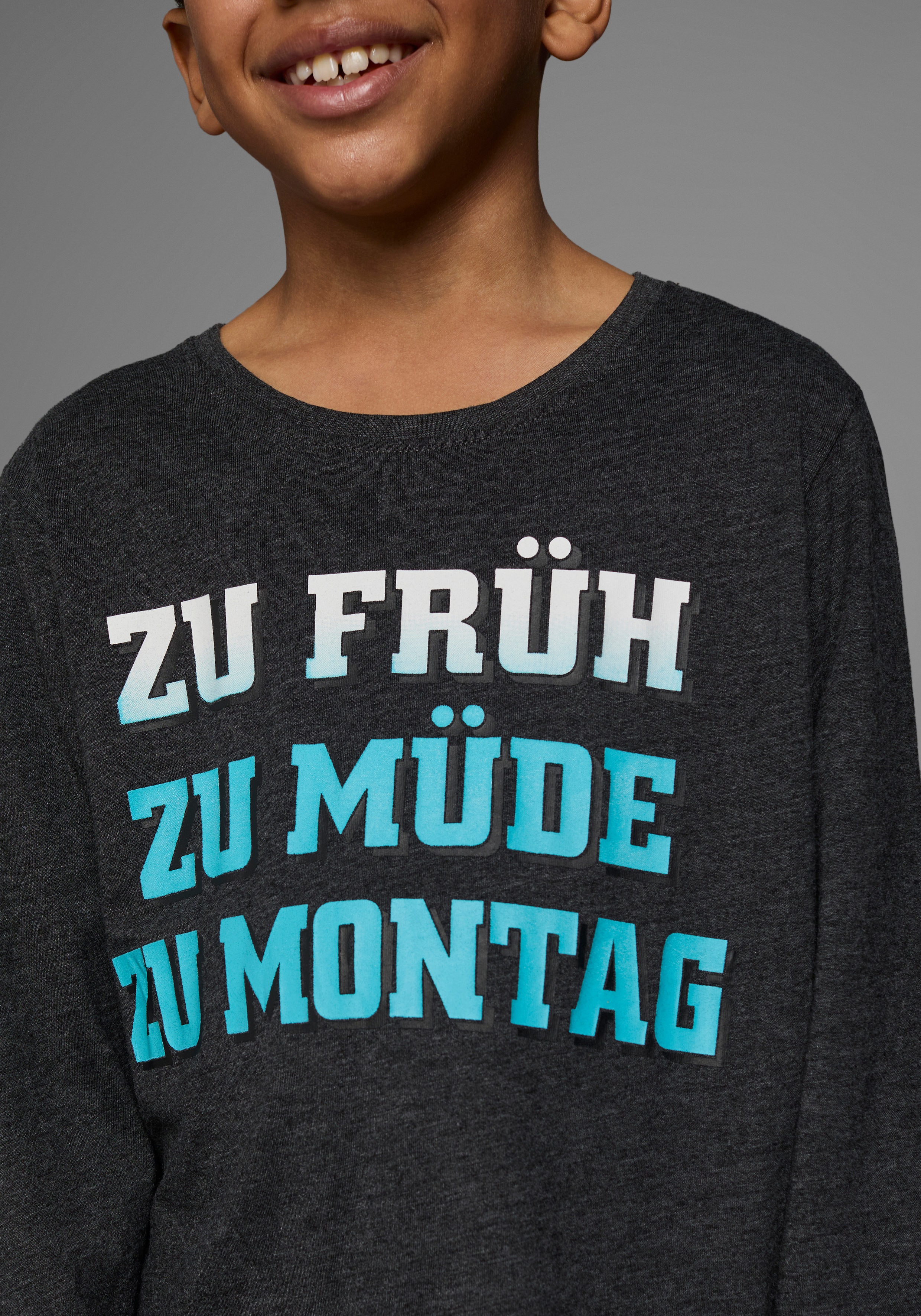 Thumbnail - KIDSWORLD Langarmshirt "ZU FRÜH, ZU MÜDE, ZU MONTAG" Langarm, Basic-Passform, mit stylischem Druck, Rundhalsausschnitt