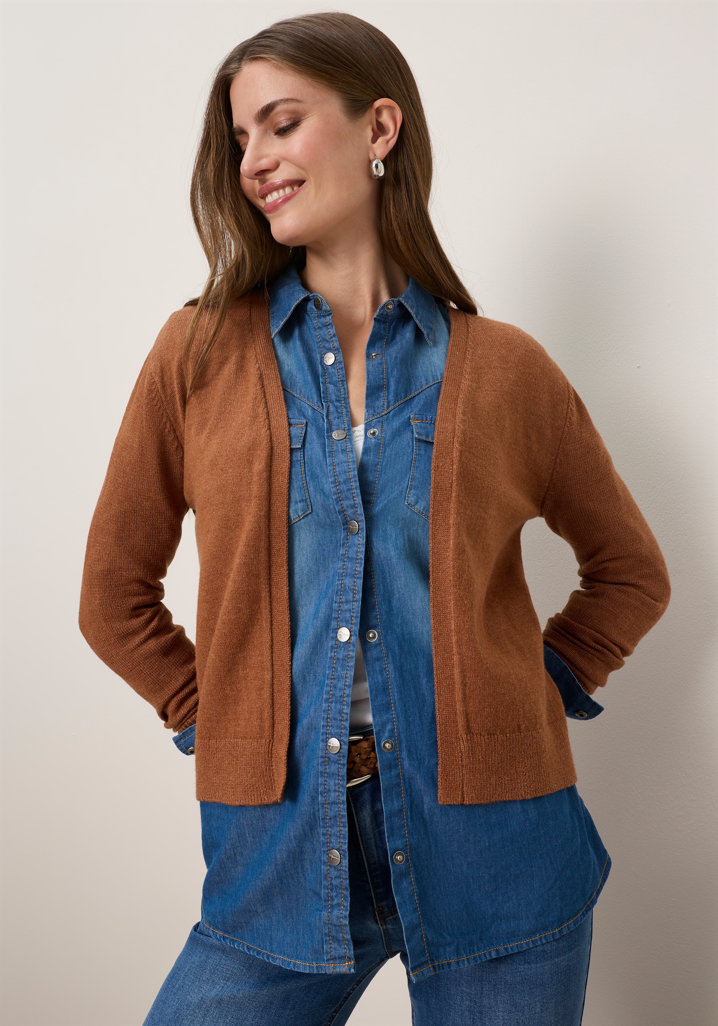 Tamaris Strickjacke "kurzer Schnitt, figurumspielende Passform" aus weicher Viskosemischung