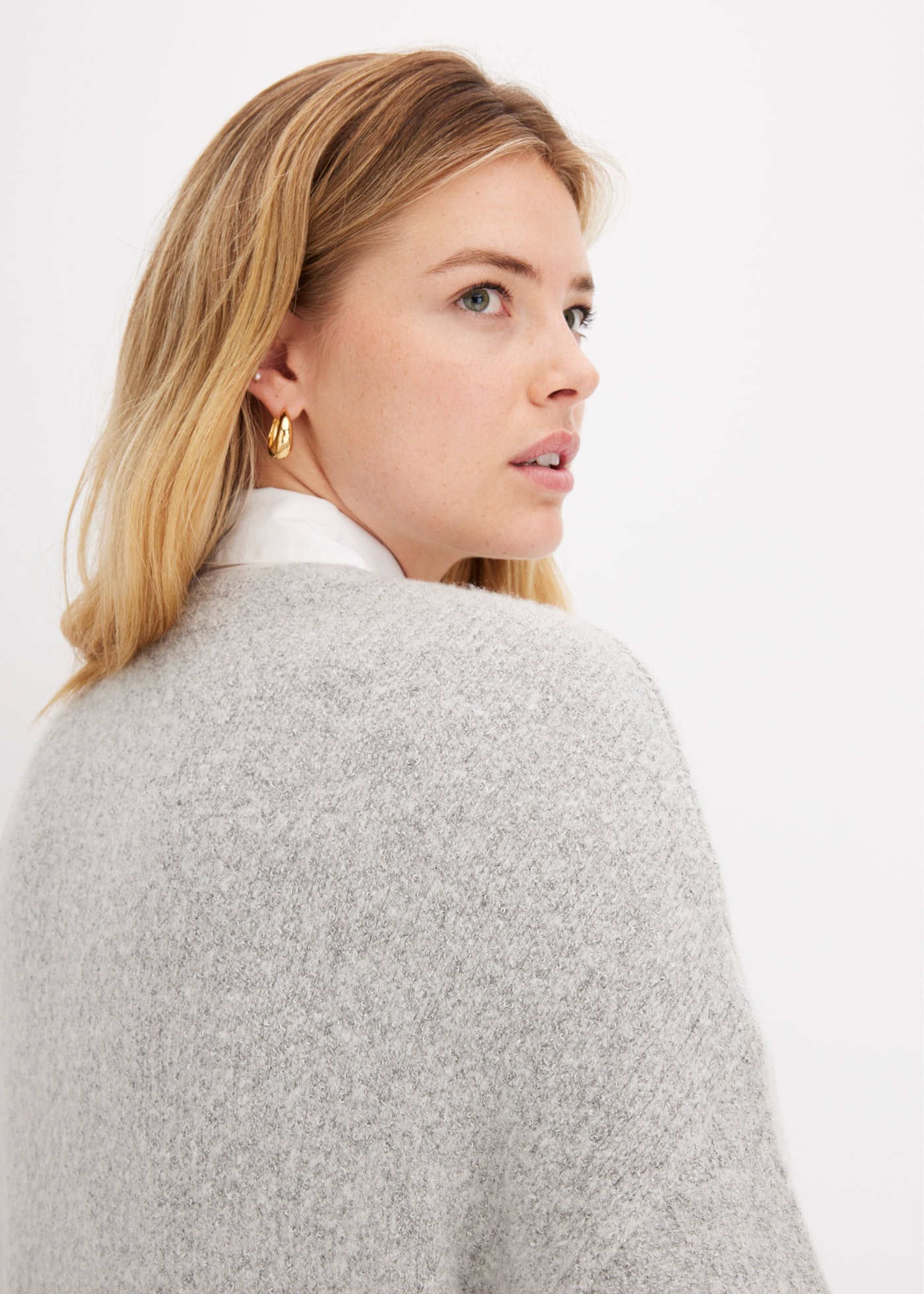 Strickjacke BONPRIX "Oversize-Strickjacke", Damen, Gr. 36/38 (S), grau (hellgrau meliert), Obermaterial: 75% Polyacryl, 22% Polyester, 3% Elasthan, oversize, Strickjacken Strickjacke, Oversize-Passform, mit aufgesetzten Taschen 3