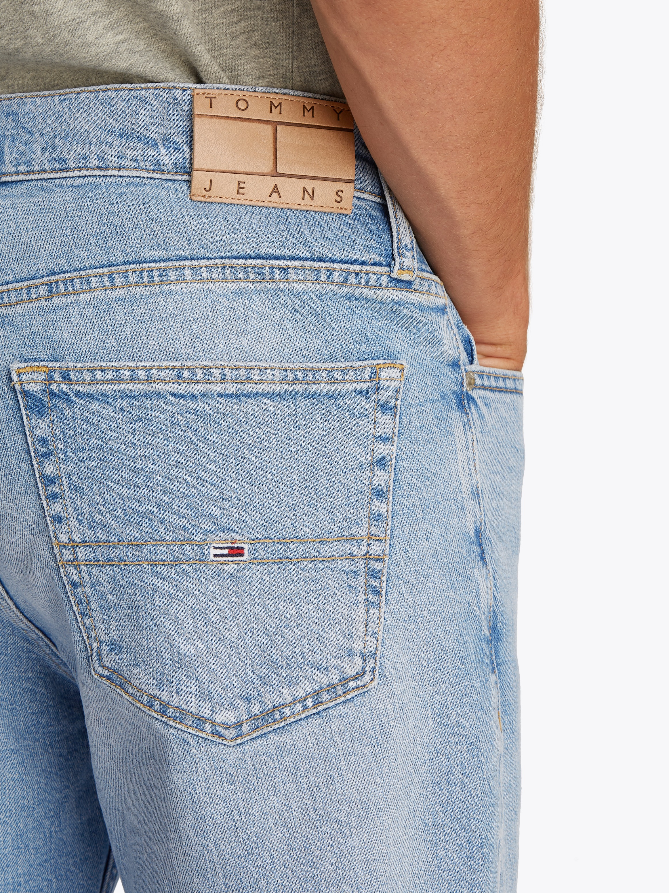 Tommy Jeans Regular-fit-Jeans »RYAN RGLR STRGHT«, mit Logoprägung