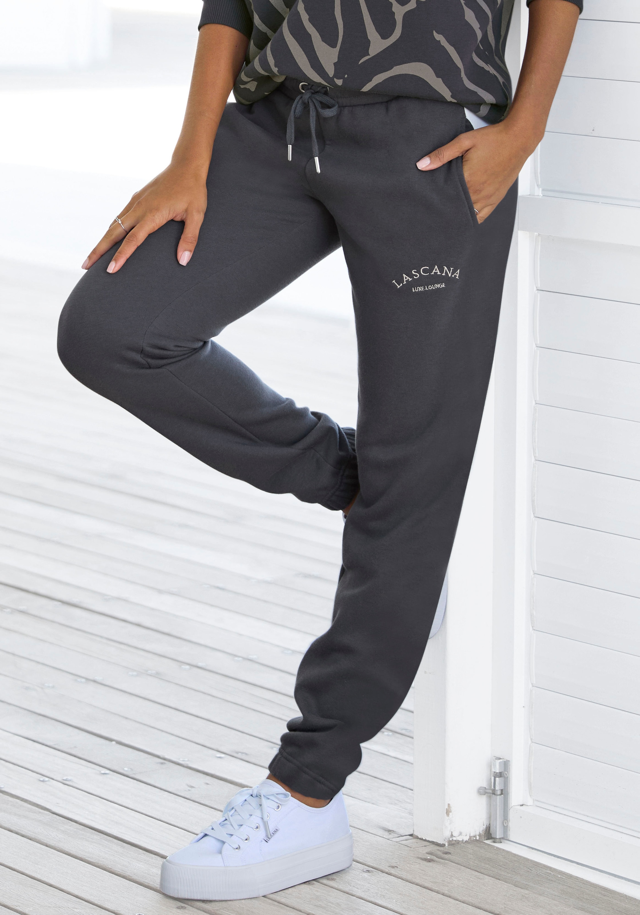 LASCANA Sweathose »-Loungehose-Relaxhose«, mit seitlichen Taschen und Logostickerei, Loungewear, Loungeanzug