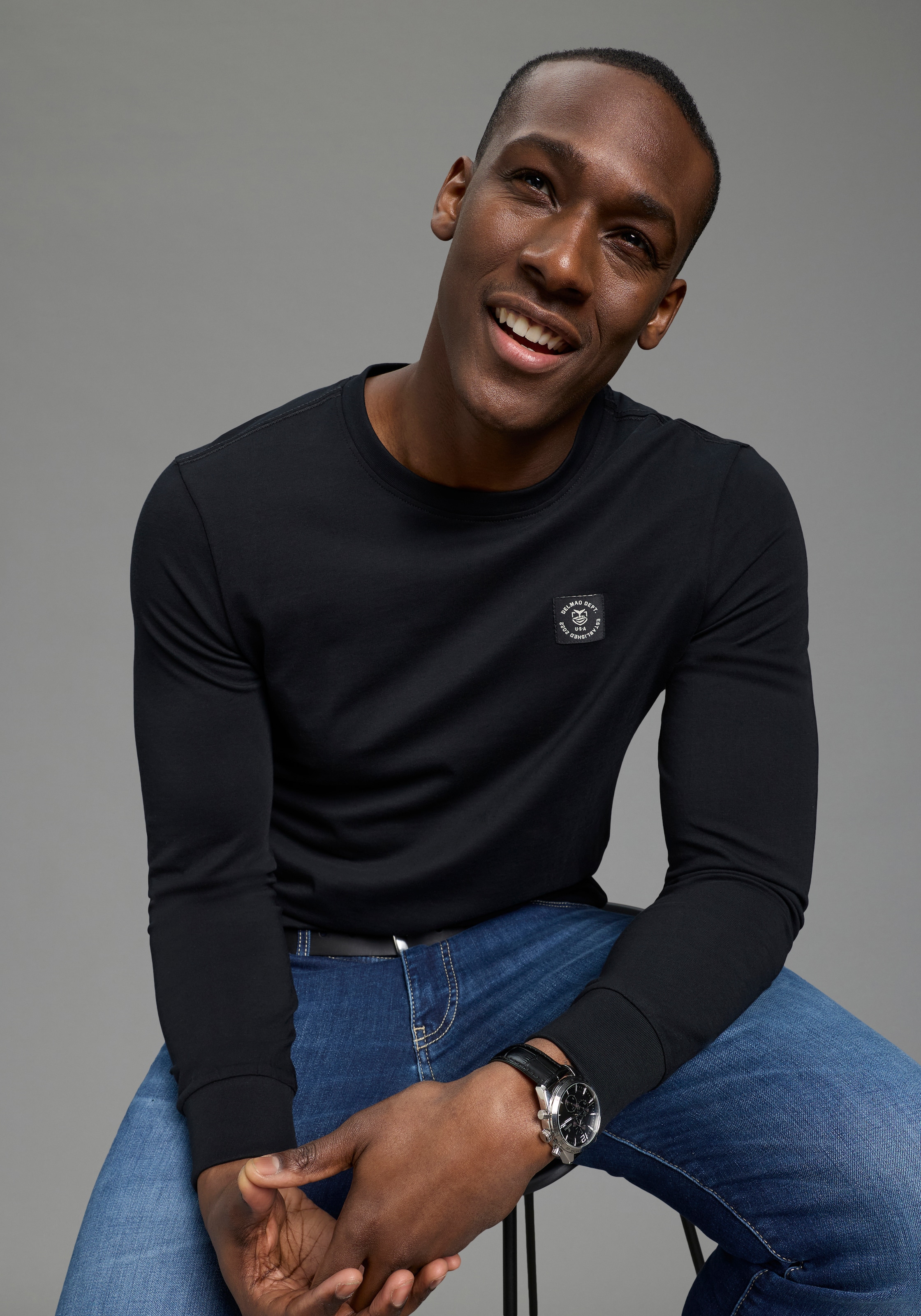 DELMAO Rundhalsshirt mit Markenlabel