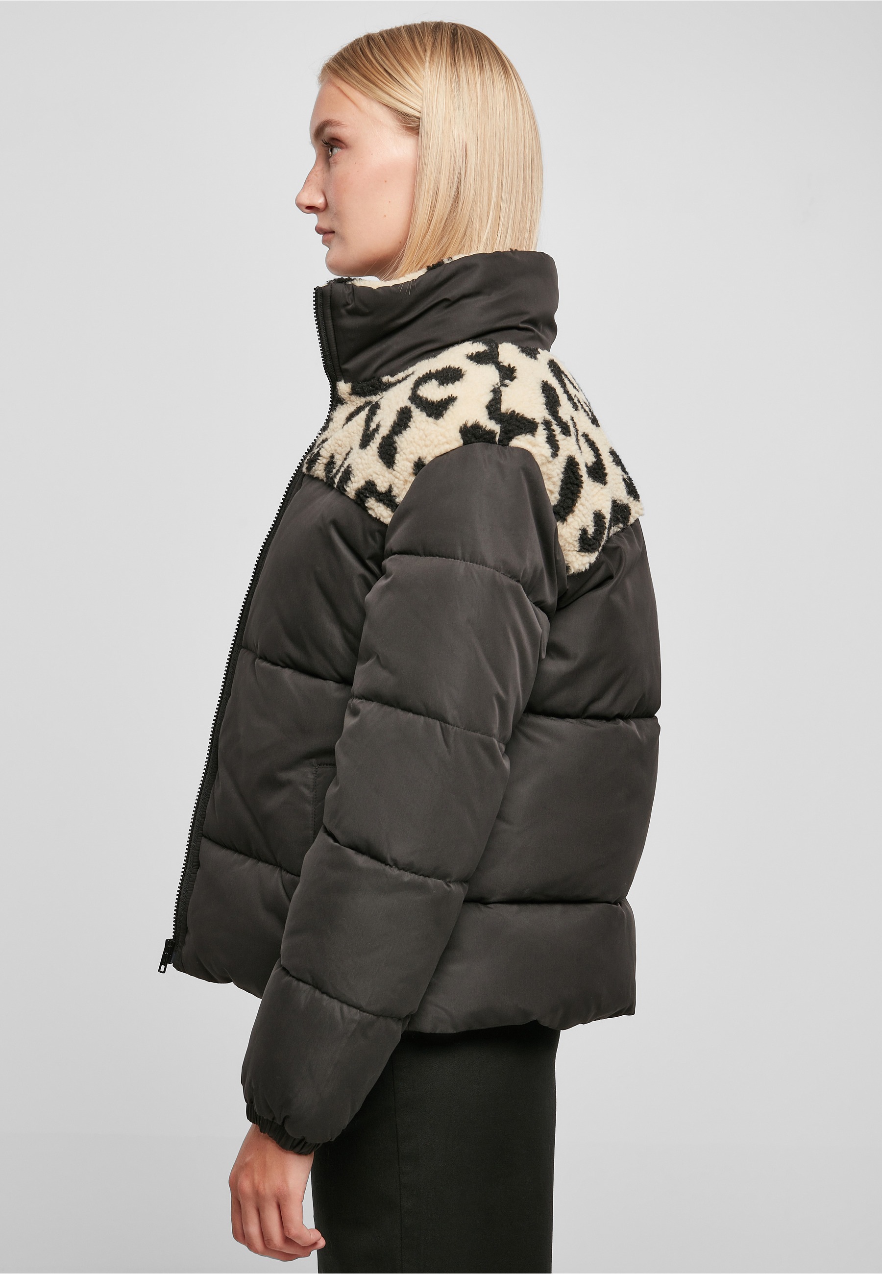 URBAN CLASSICS Winterjacke »Urban Classics Damen Ladies AOP Sherpa Mixed Puffer Jacket« 1 Stk. tlg. ohne Kapuze