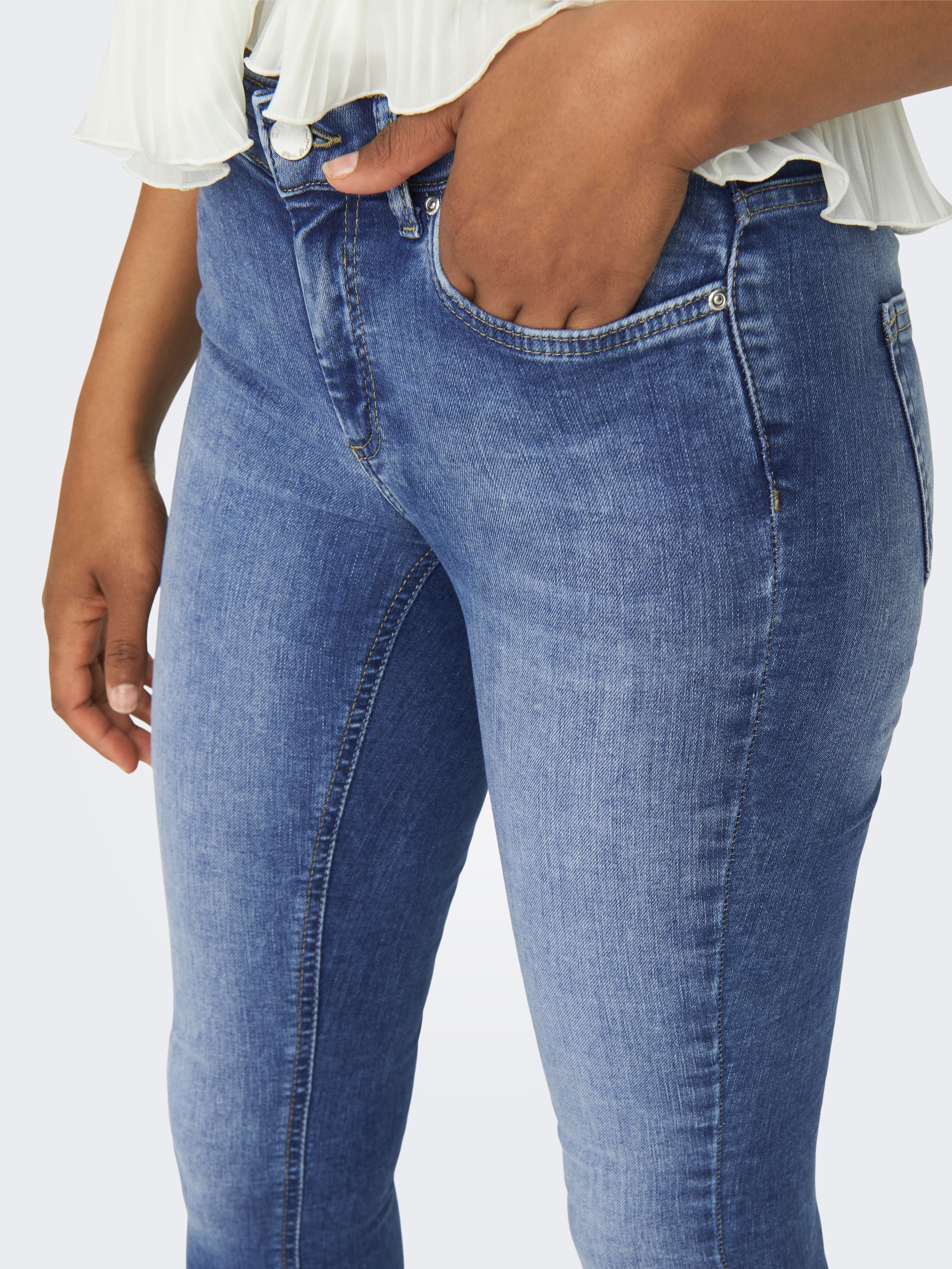 ONLY Skinny-fit-Jeans »ONLBLUSH – Skinny Fit Jeans mit extra engem Schnitt« Abriebeffekte, modisch, skinny fit, Eingrifftaschen, unifarben