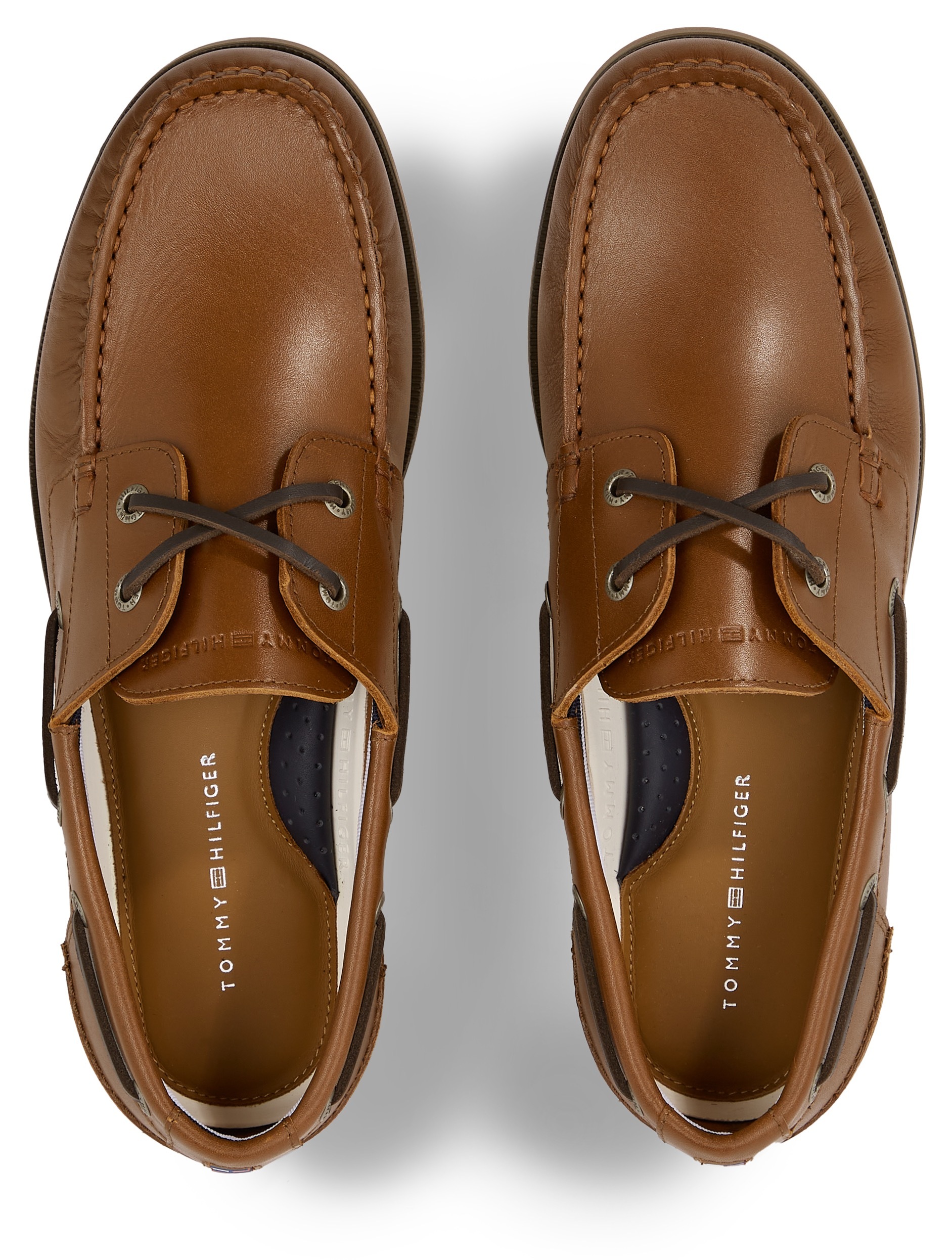 Tommy Hilfiger Bootsschuh »TH BOAT SHOE CORE LEATHER«, mit modischen Durchzügen, Freizeitschuh, Halbschuh, Schnürschuh