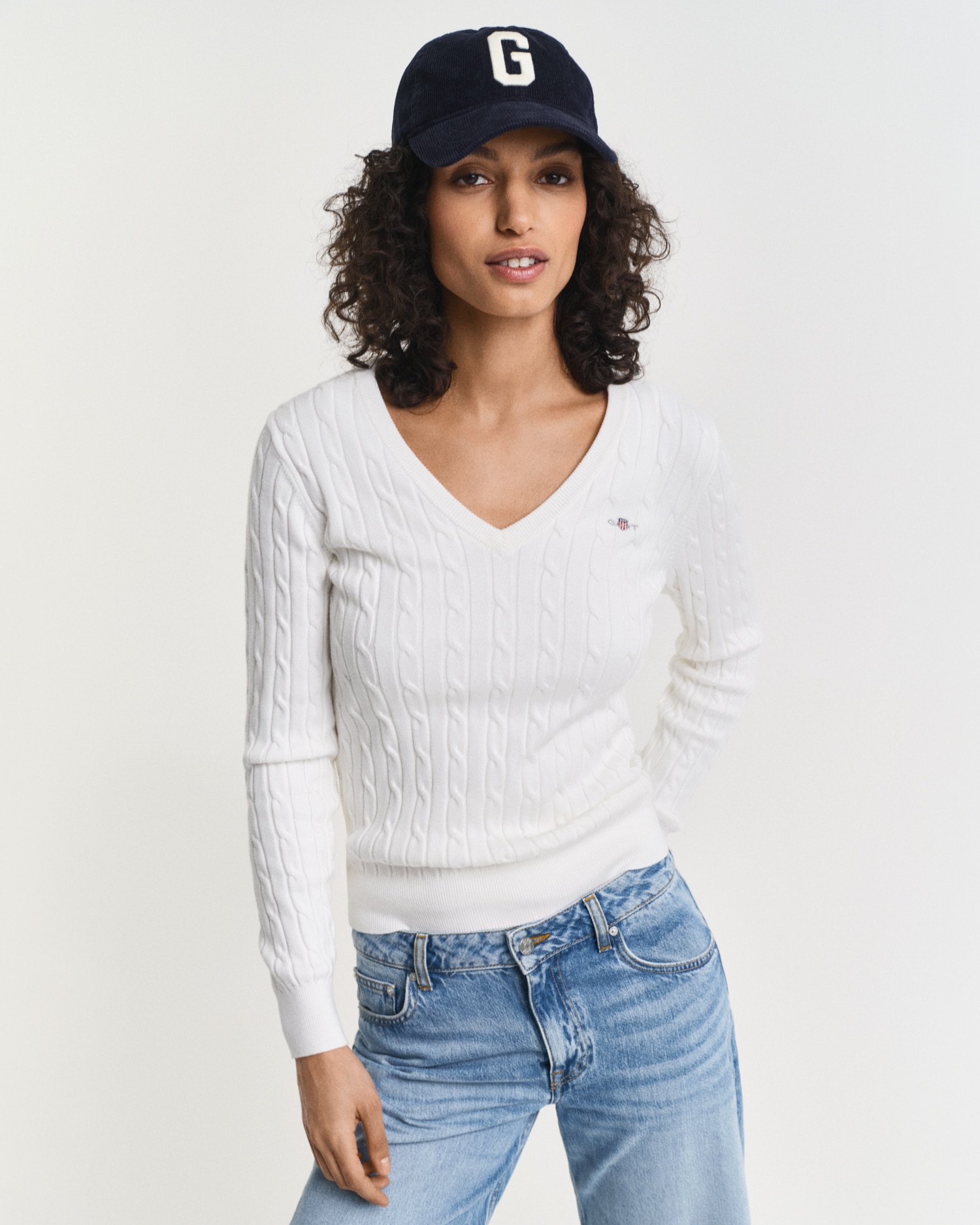 Gant Strickpullover »STRETCH COTTON CABLE V-NECK« mit Logostickerei auf der Brust