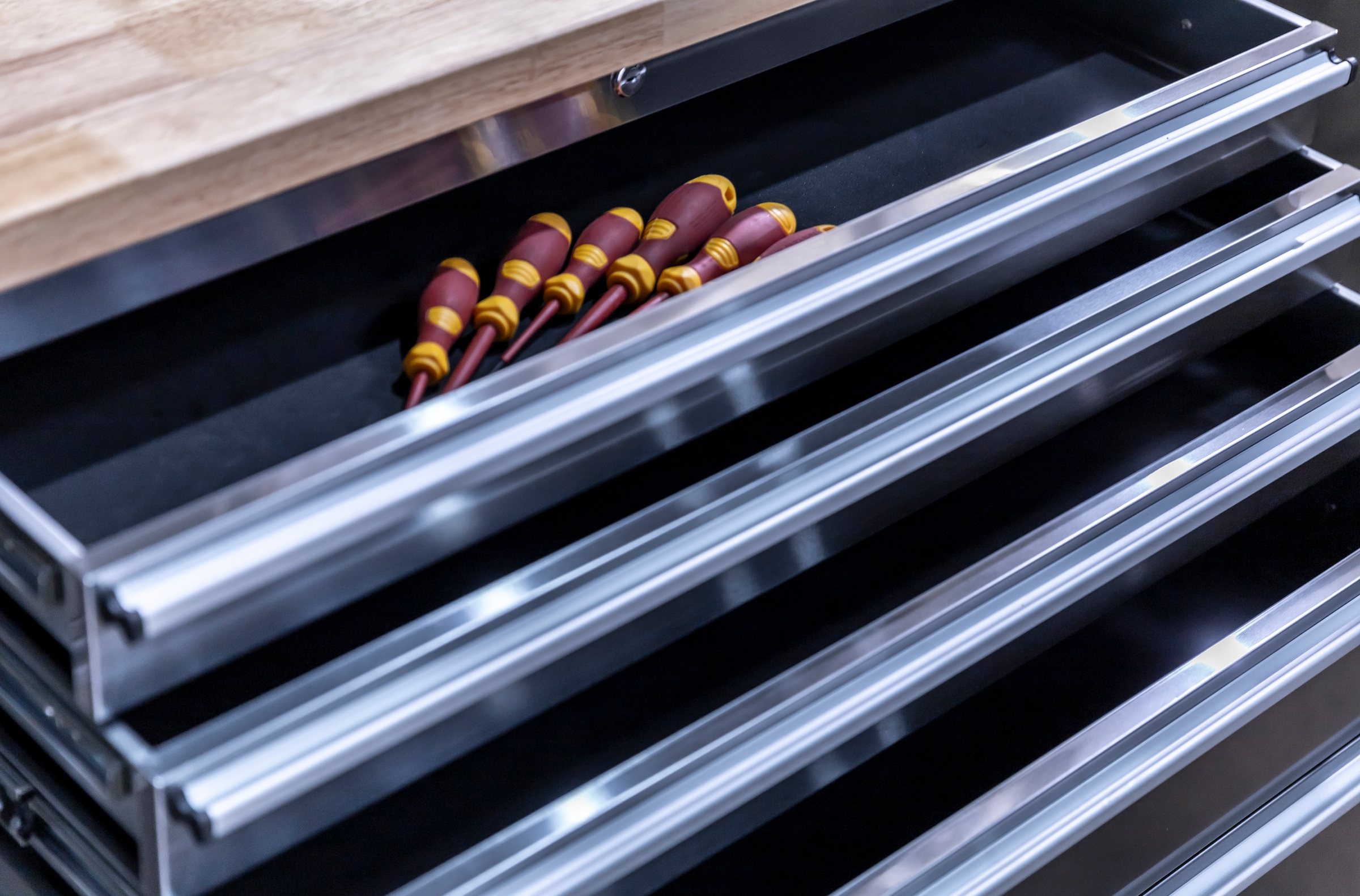 ONDIS24 Werkstattwagen »Werkzeugwagen aus Edelstahl mit 1 Tür 10 Schubladen« fahrbar, kugelgelagerten Schubladen, abschließbar, Massivholzplatte