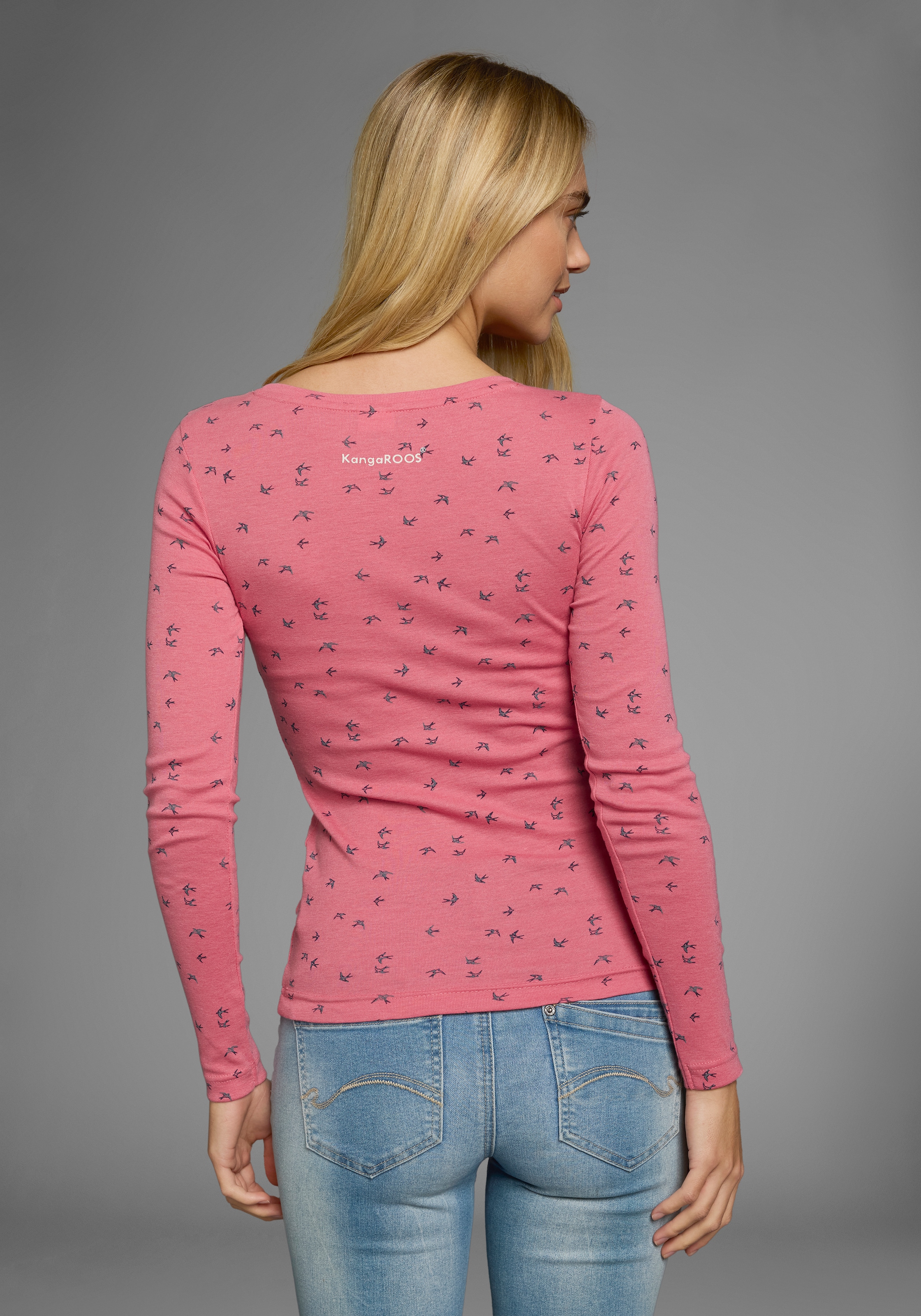 KangaROOS Langarmshirt, krempelbare Ärmel, sehr figurbetont, aus elastischer Rippware