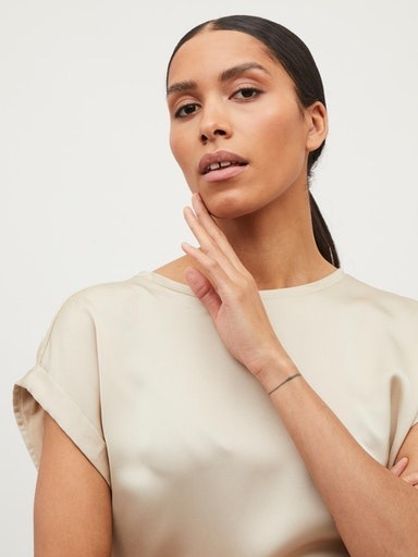 Kurzarmshirt VILA "VIELLETTE S/S SATIN TOP - NOOS", Damen, Gr. 42 (XL), beige (cement), Satin, Obermaterial: 100% Polyester, leicht glänzend, unifarben, regular fit normal, Rundhals, mit Umschlag, Shirts, Kunstfaser, regular fit 3
