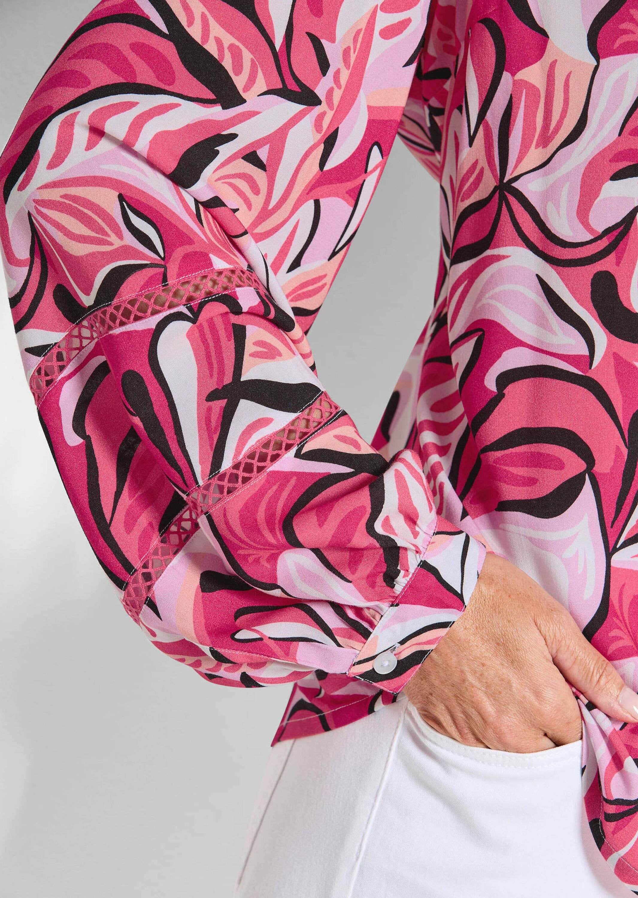 GOLDNER Kurzarmbluse »Kurzgröße Viskosebluse mit floralem Muster« Spitzenbänchen im Ärmel