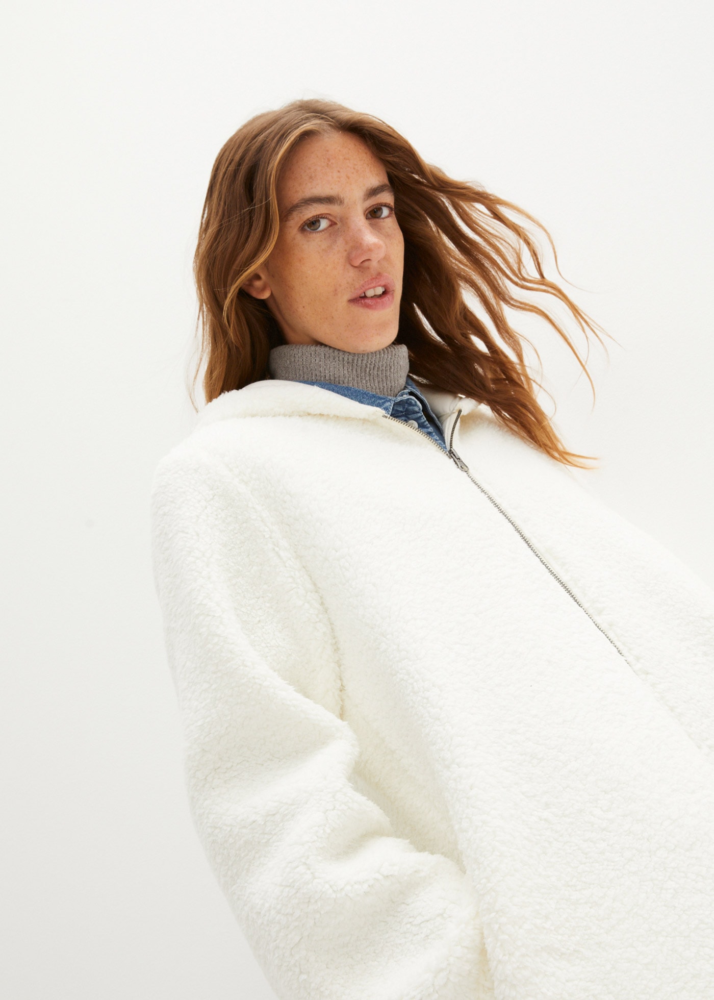 bonprix Fleecejacke mit Kapuze Winterjacke mit Kapuze aus Teddy-Fleece in A-Linie mit Seitenschlitzen