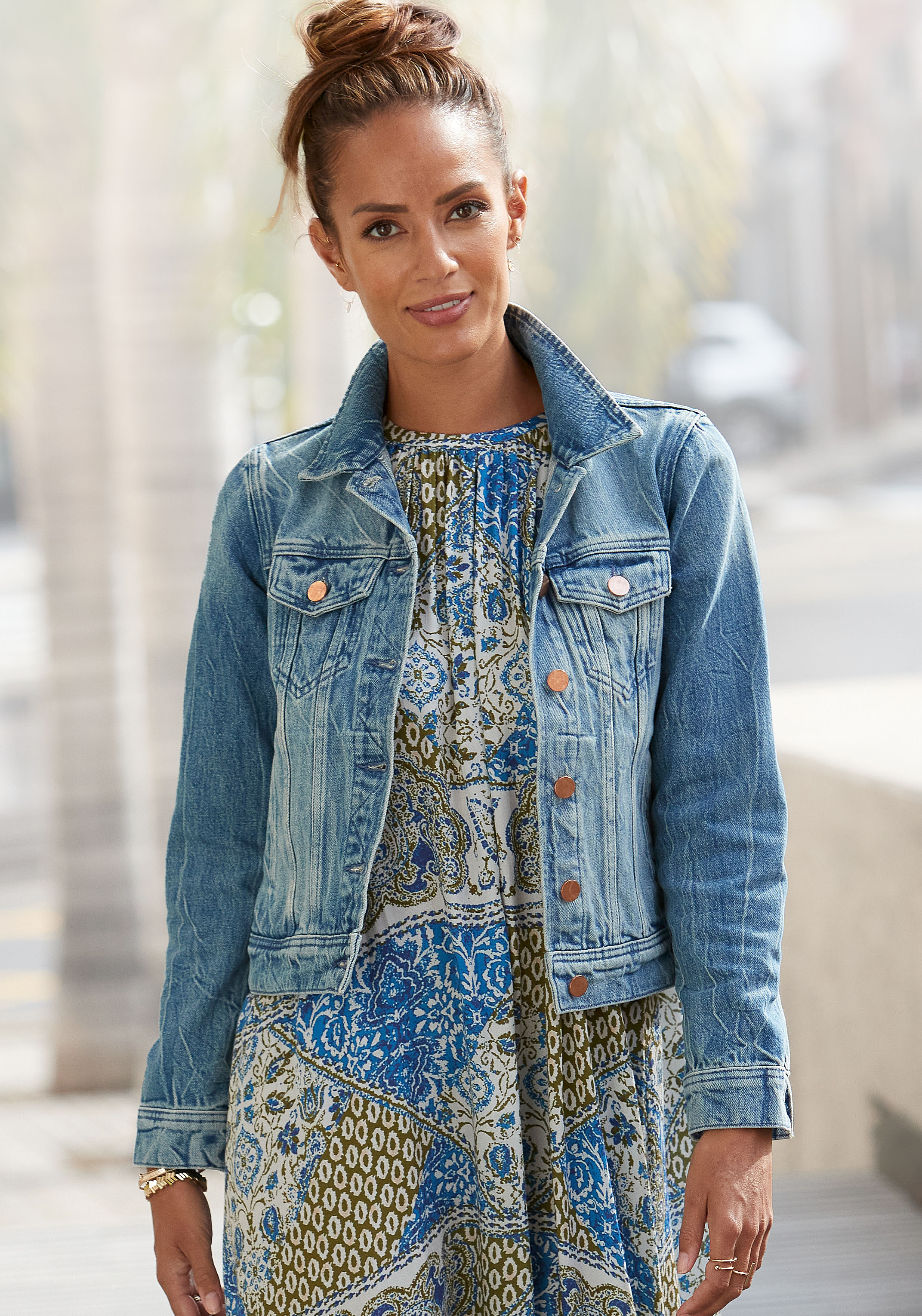 LASCANA Jeansjacke "mit zwei Pattentaschen und Riegeln am Saum" Denimjacke, kurze Übergangsjacke, Sommerjacke aus Denim