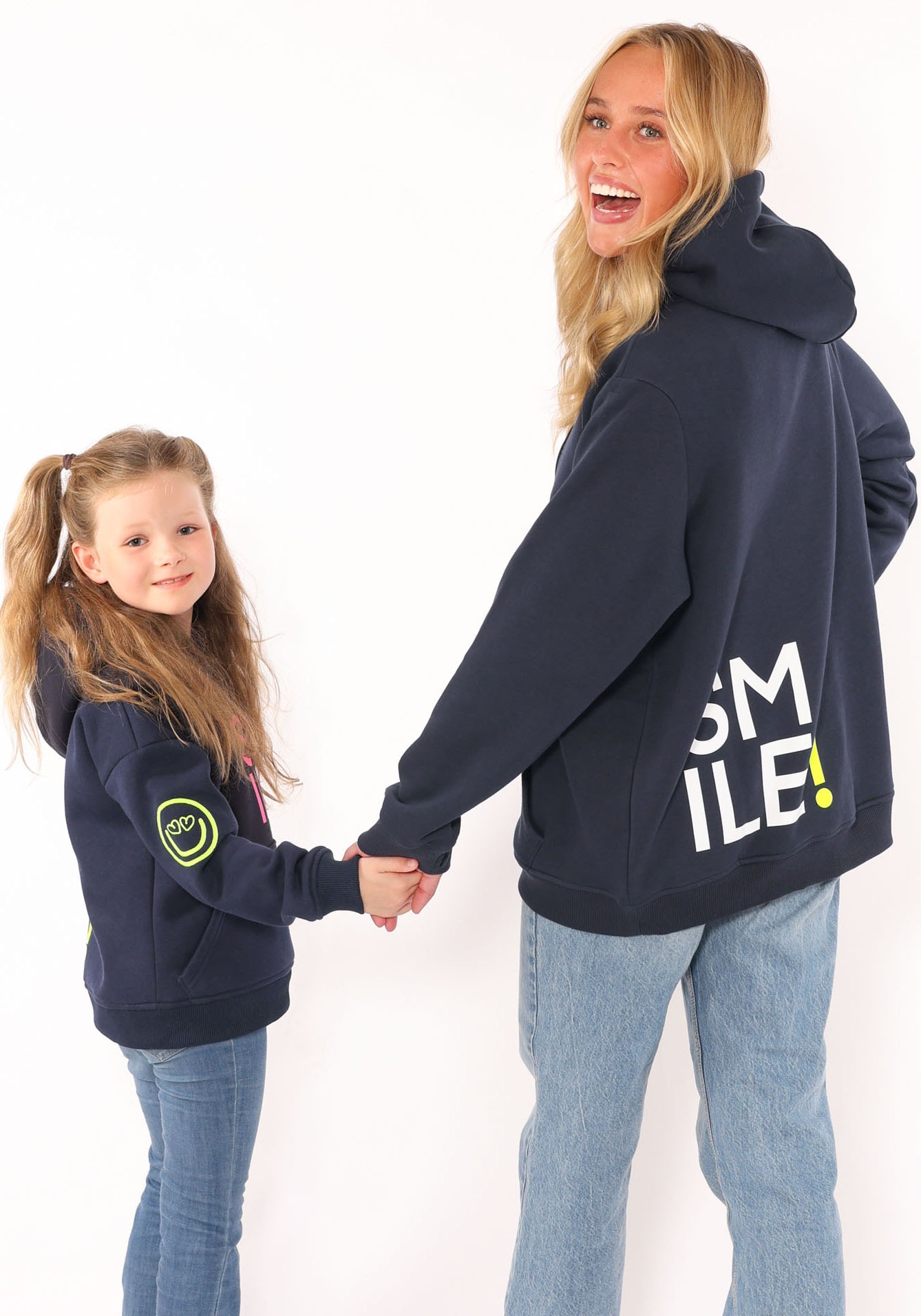 Zwillingsherz Hoodie »"Alissa-Kids"«, mit "Smile"-Aufdruck in Neonfarben und gestickte Smiley