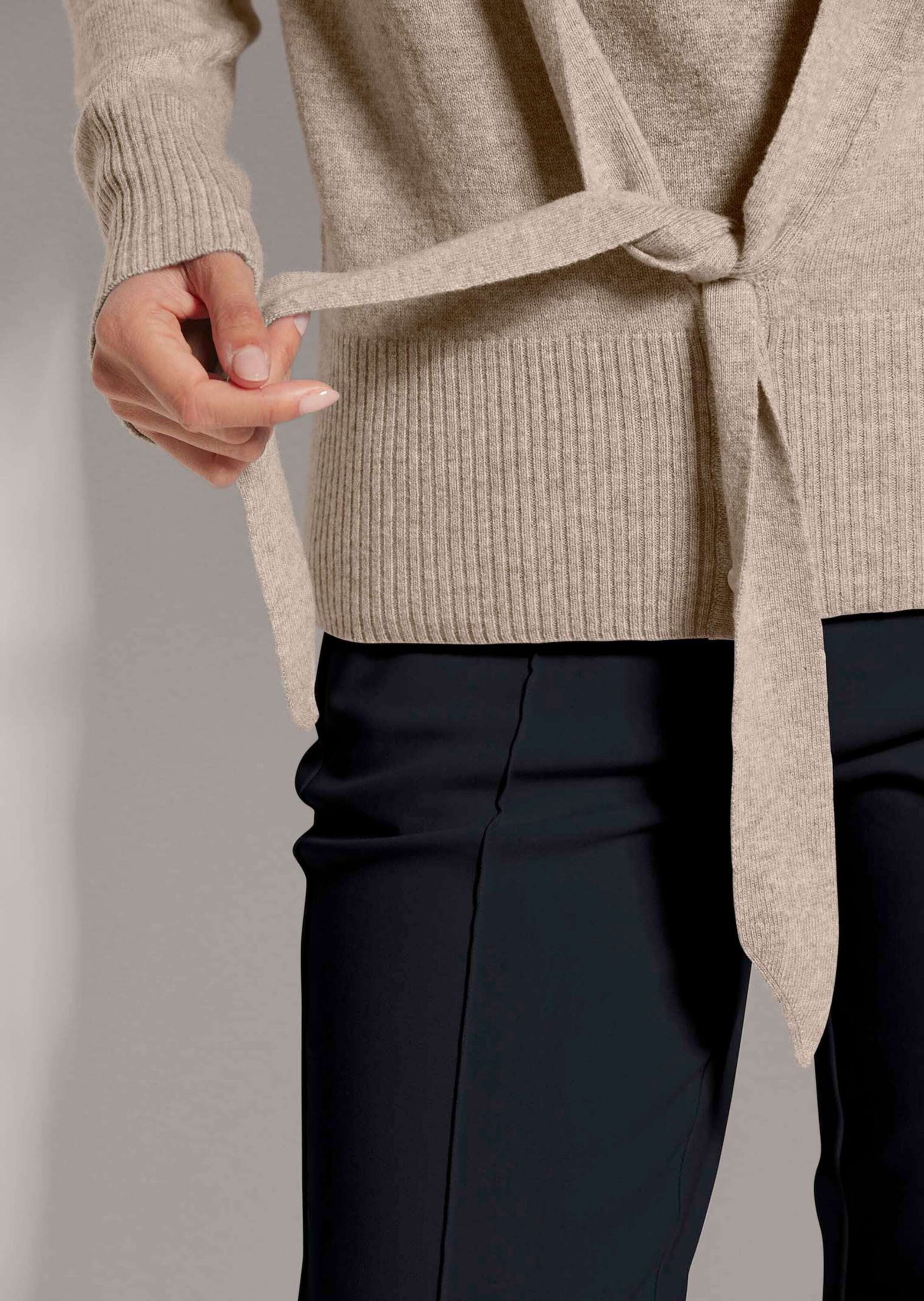 MADELEINE Strickjacke »Strickjacke Kaschmir-Strickjacke mit tiefem V-Ausschnitt und Bindeband«