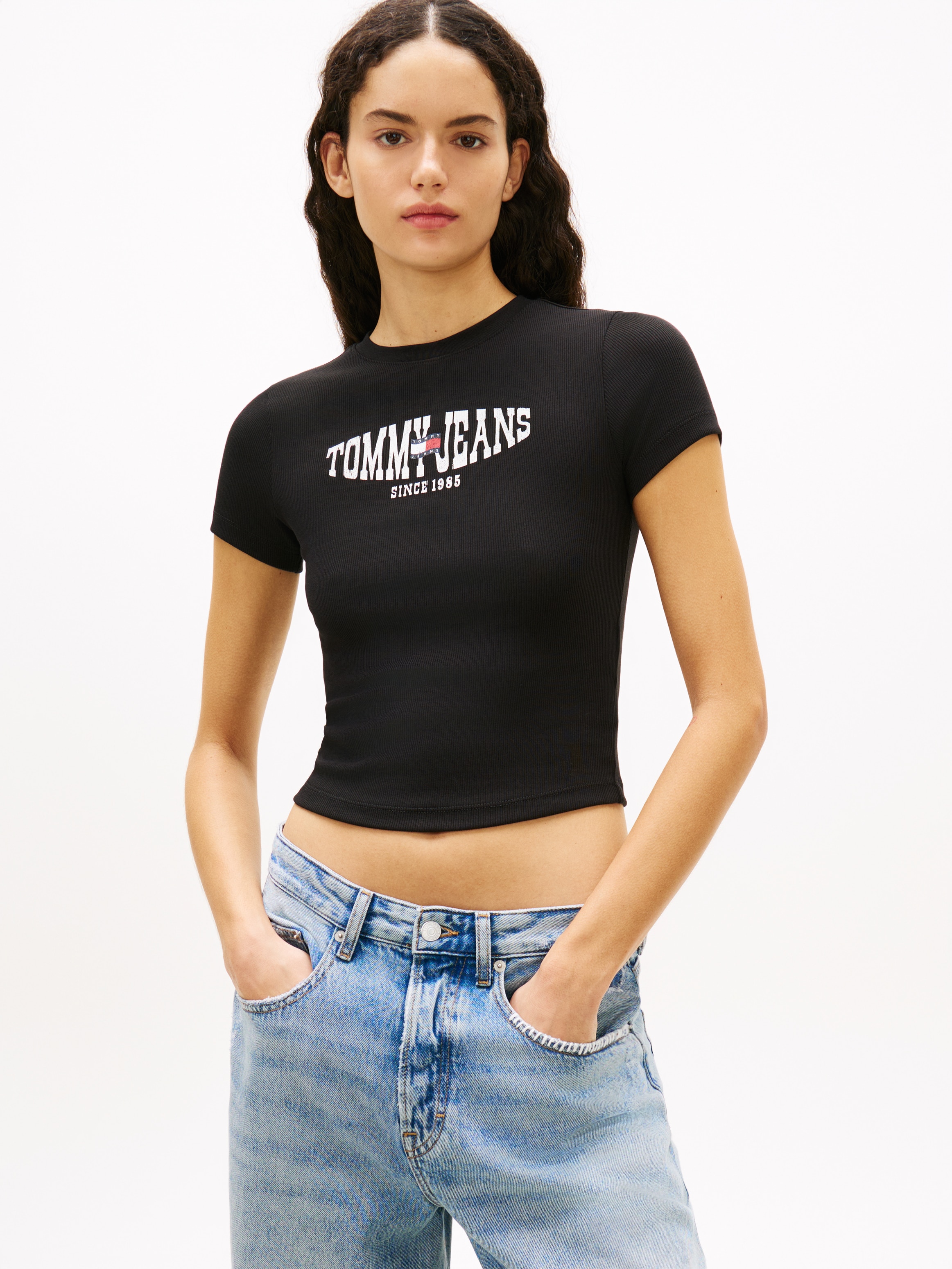 Tommy Jeans "TJW SLIM SHORT WAVY FLAG SS TEE" mit Logoprint