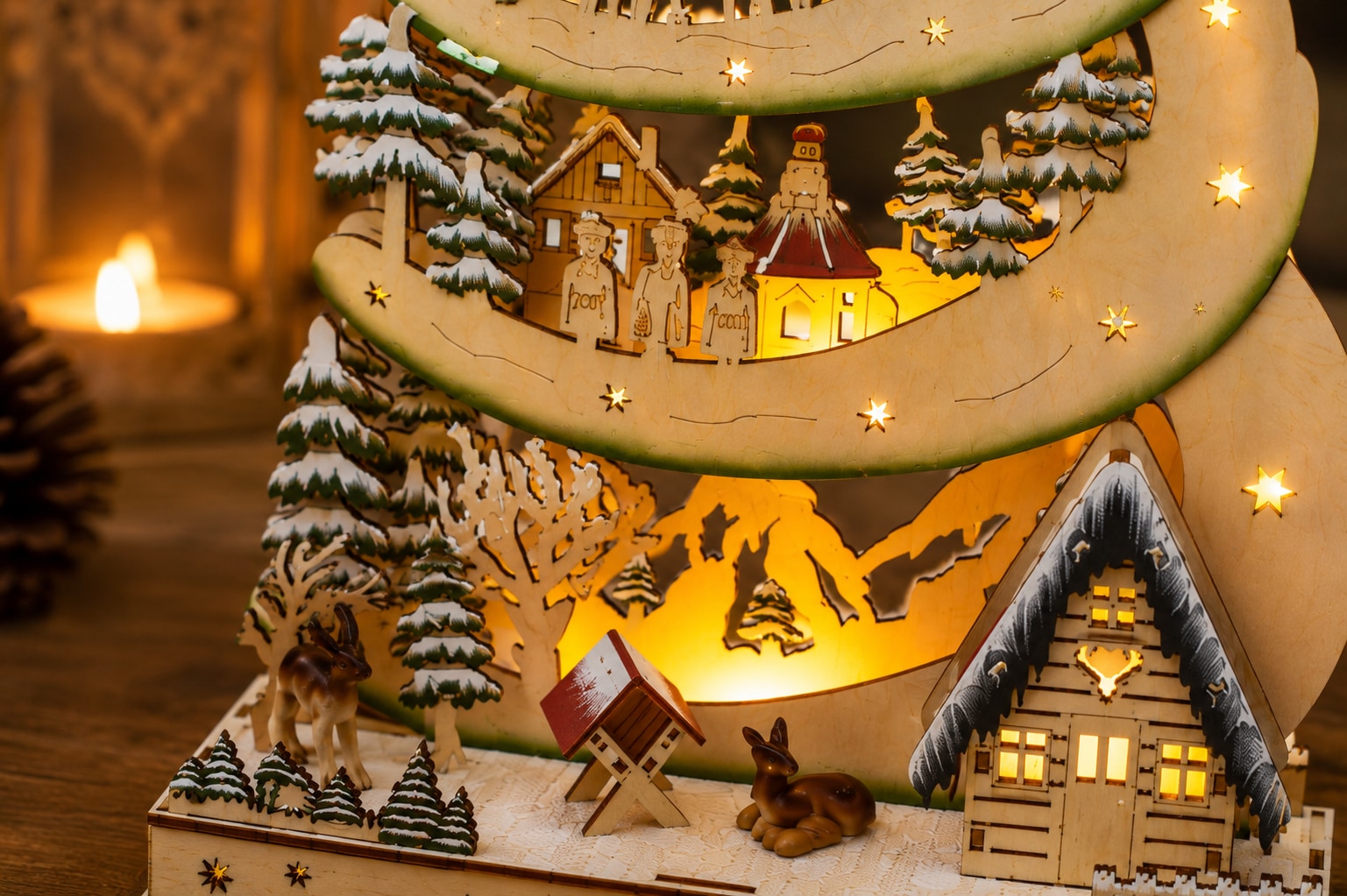 OTTO home Weihnachtsszene »Fensterdeko, LED-Lichtbaum aus Holz, Timer-Funktion, 1 Stück« Weihnachtliche Verzierung mit LED-Lichtern, Höhe 47,5 cm