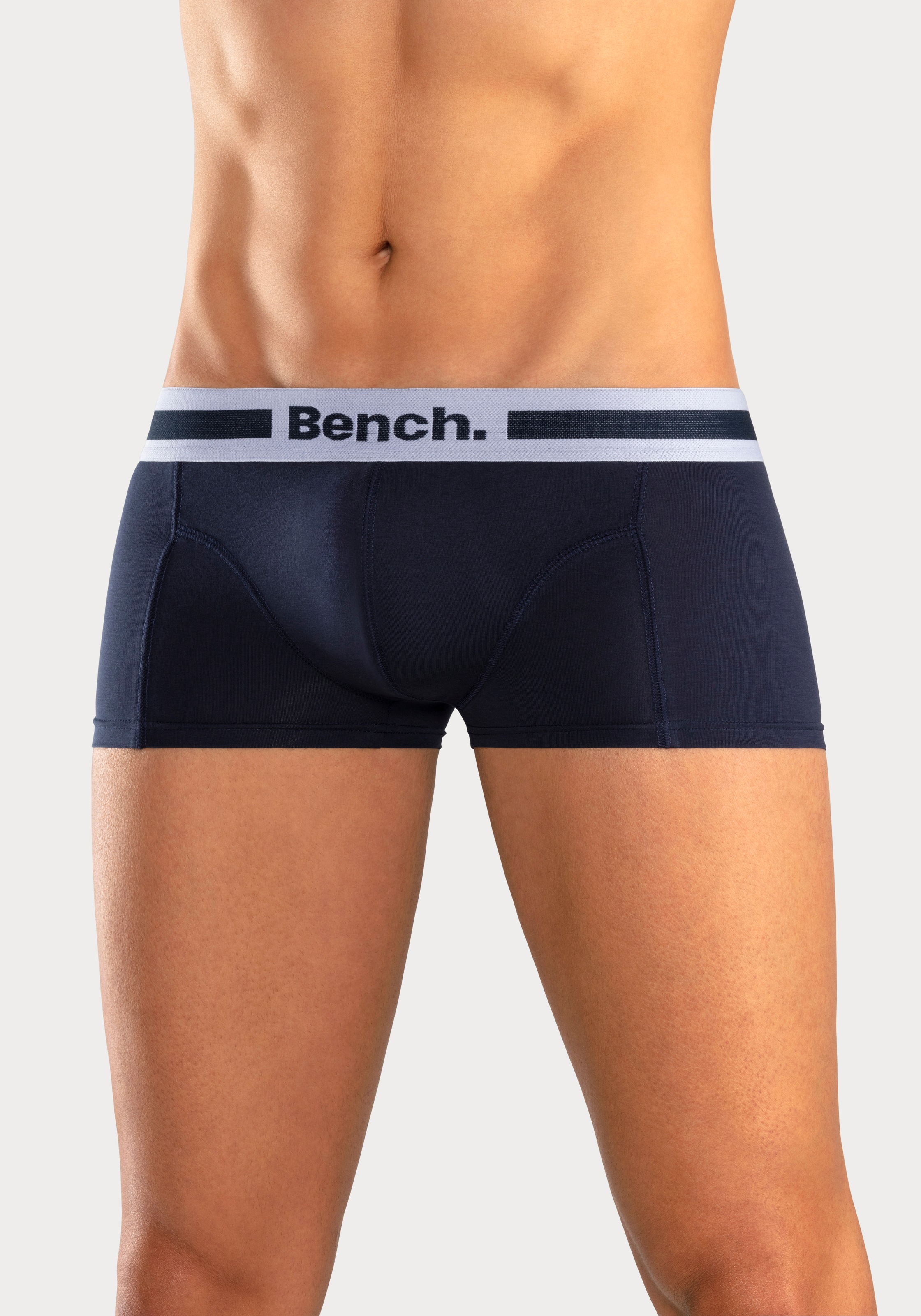 Bench. Boxershorts, (Packung, 4 St.), in Hipster-Form mit Overlock-Nähten vorn