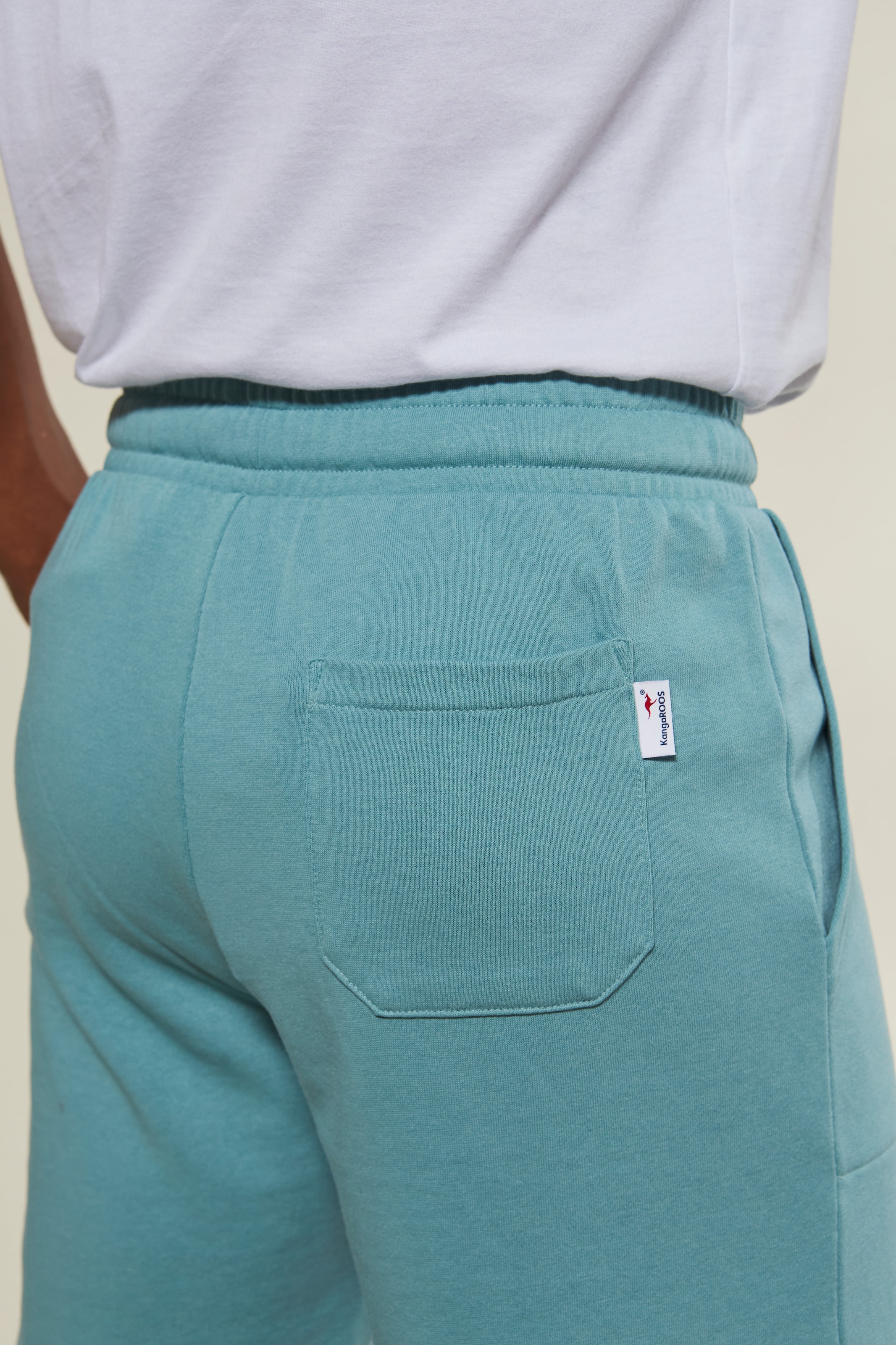 KangaROOS Sweatshorts, seitliche Taschen, kontrast Bänder