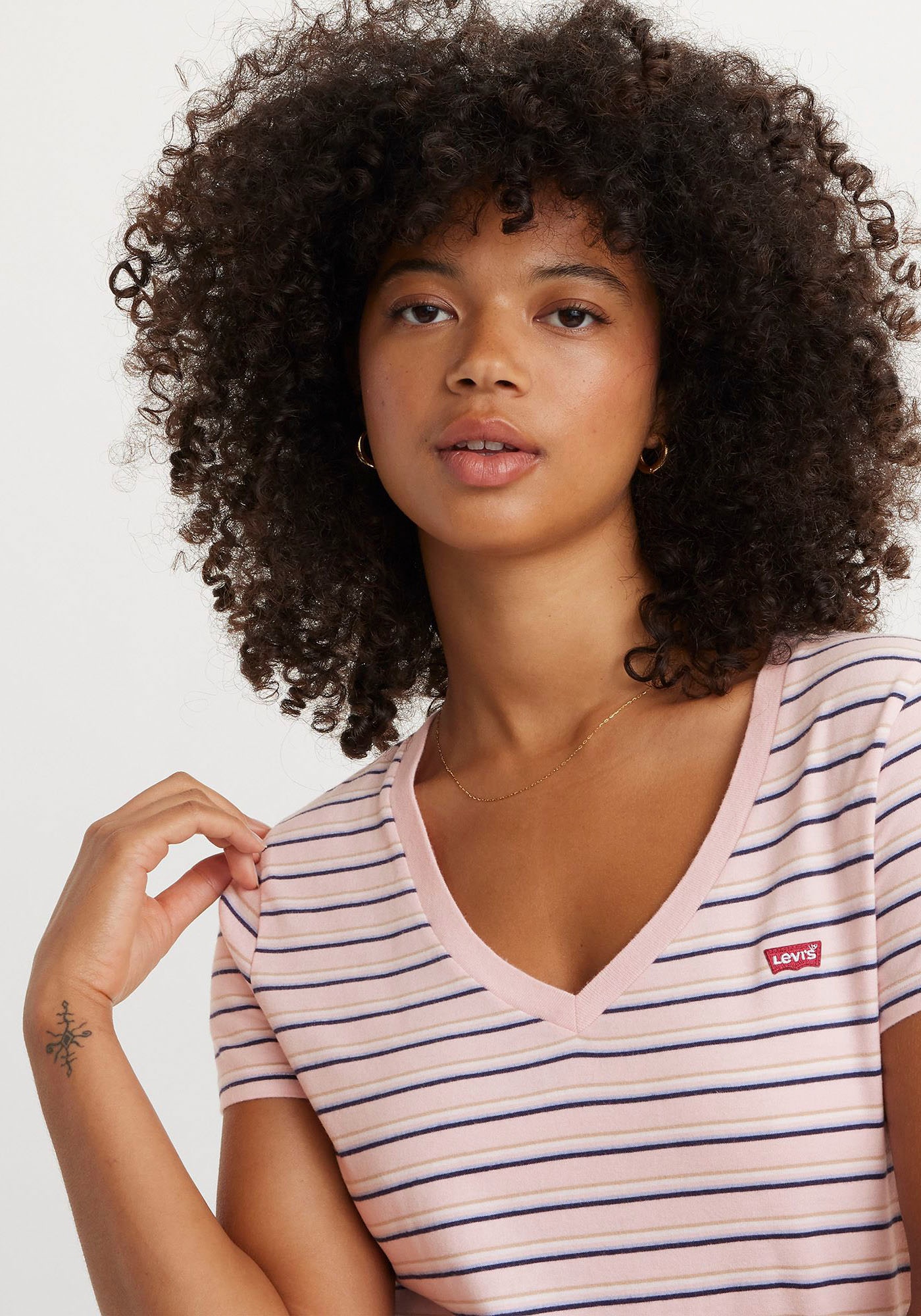 Levi's® V-Shirt »PERFECT VNECK«, mit Mini-Batwing-Logostickerei