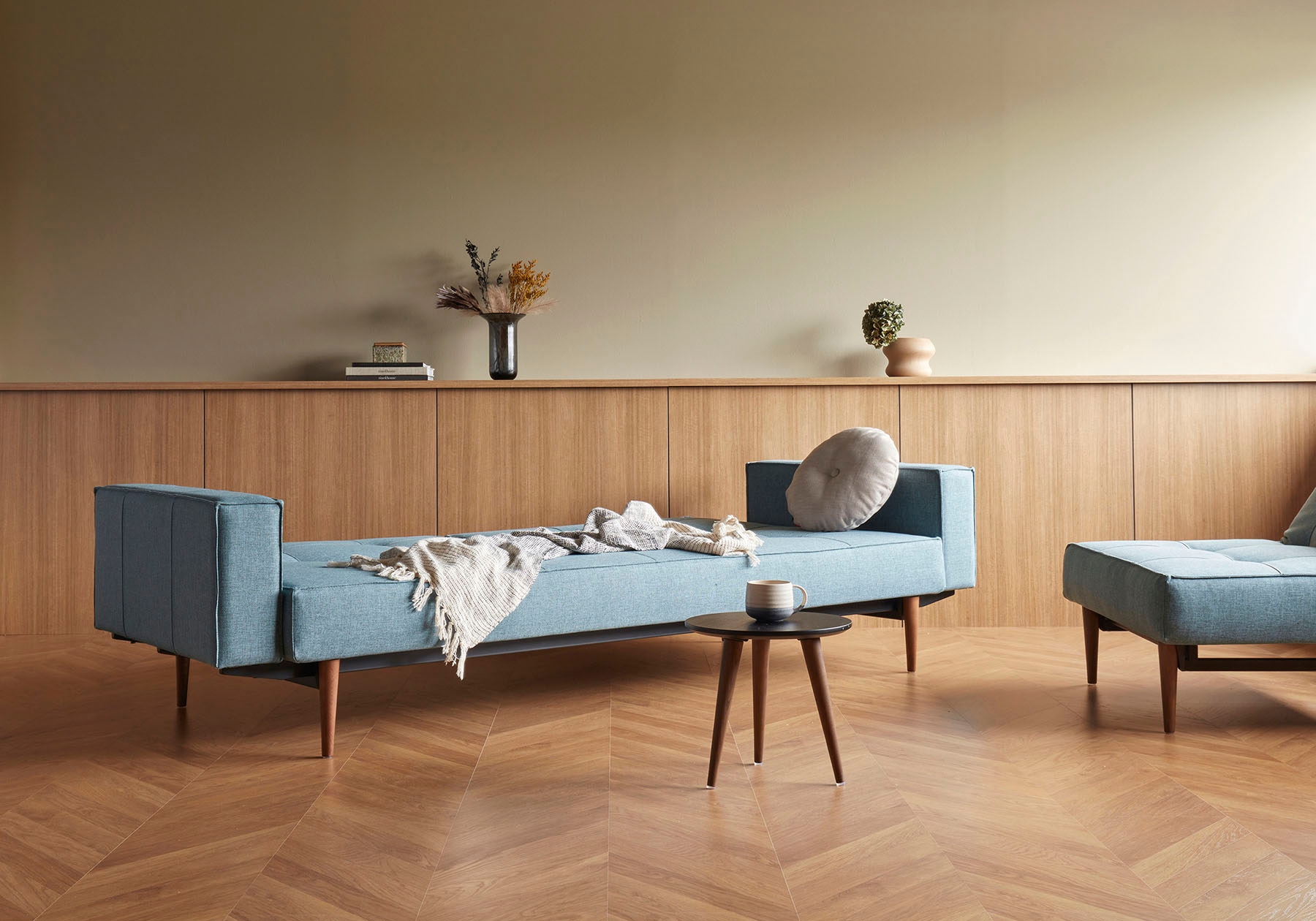 INNOVATION LIVING dunklen Armlehne Sofa skandinavischen Styletto und »Splitback«, ™ Beinen, BAUR mit Design | in