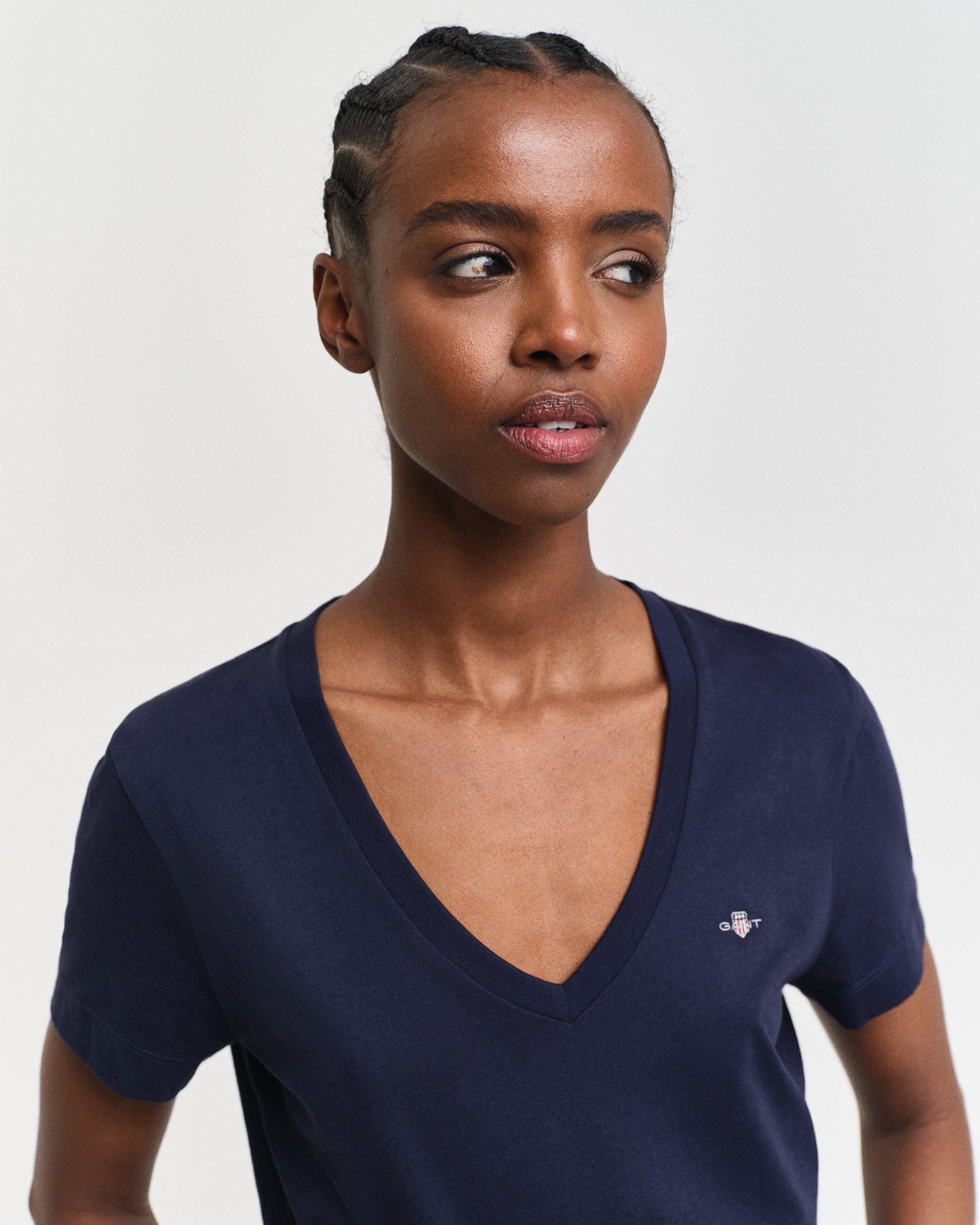 Gant T-Shirt »REG SHIELD KA V-NECK T-SHIRT«, mit einer kleinen Logostickerei auf der Brust