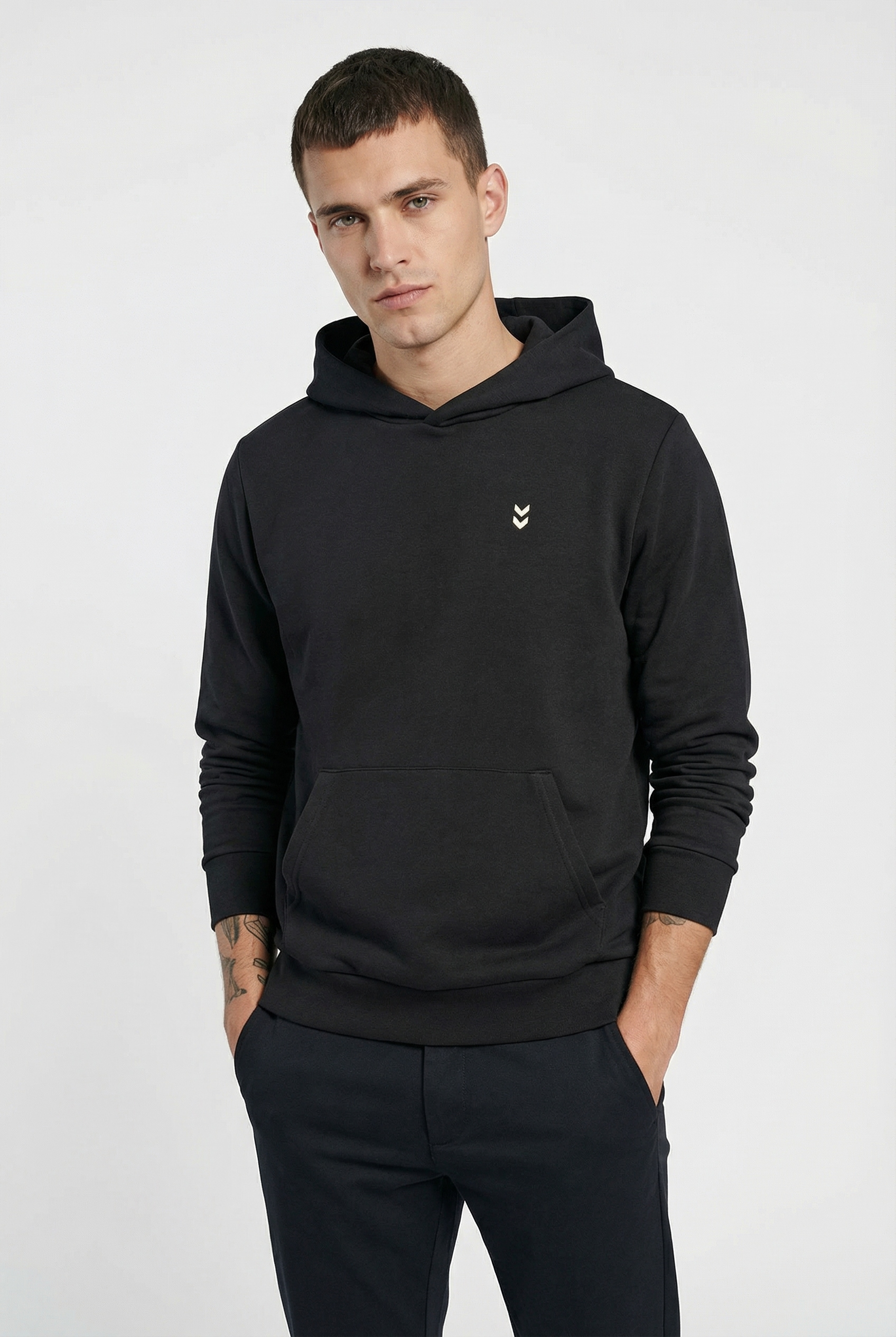 hummel Kapuzensweatshirt "HMLPULSE SWEAT HOODIE", mit gesticktem Chevron-Logo, aus weichem Sweatstoff