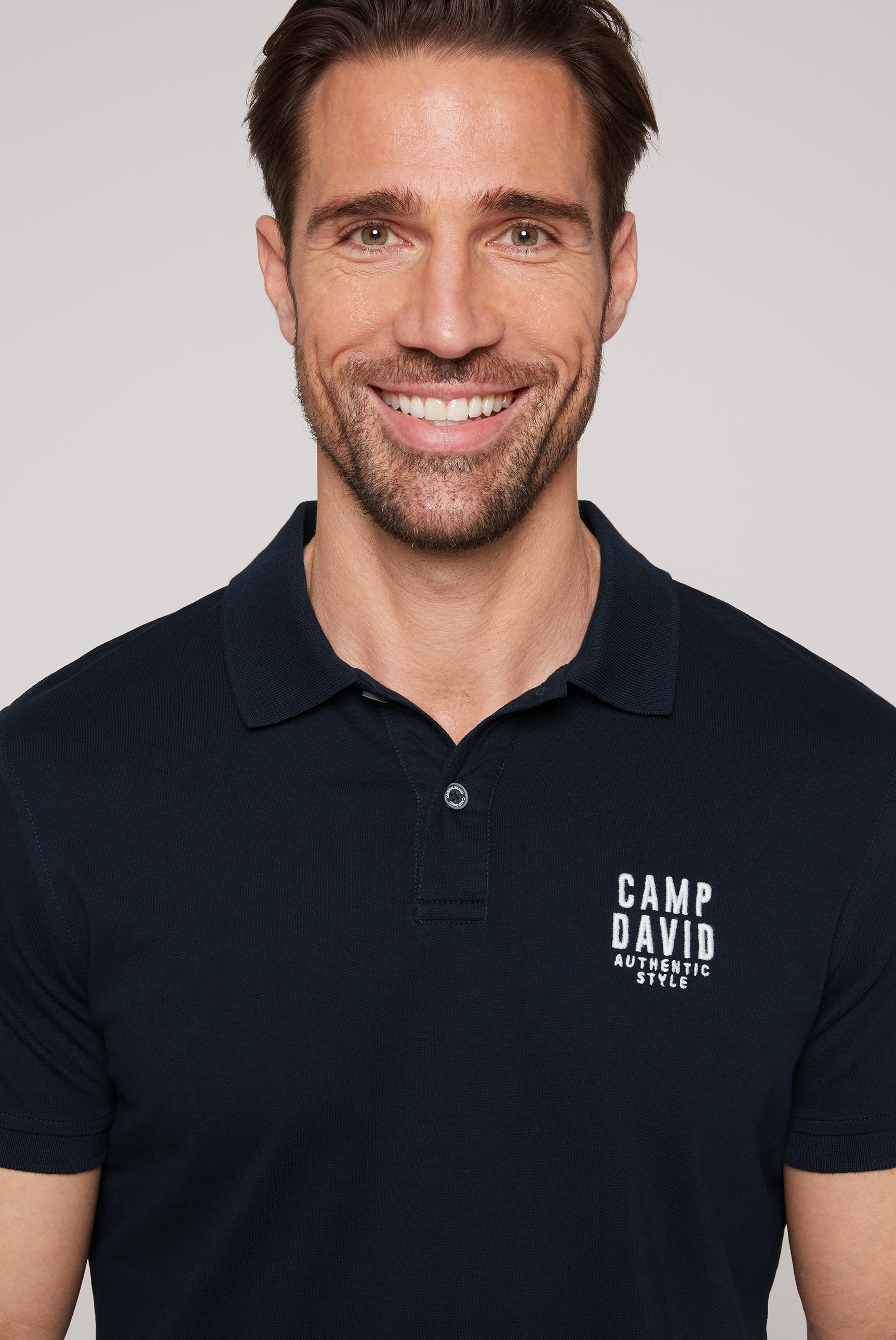 Thumbnail - CAMP DAVID Poloshirt mit kleiner Logo-Stickerei auf Brusthöhe