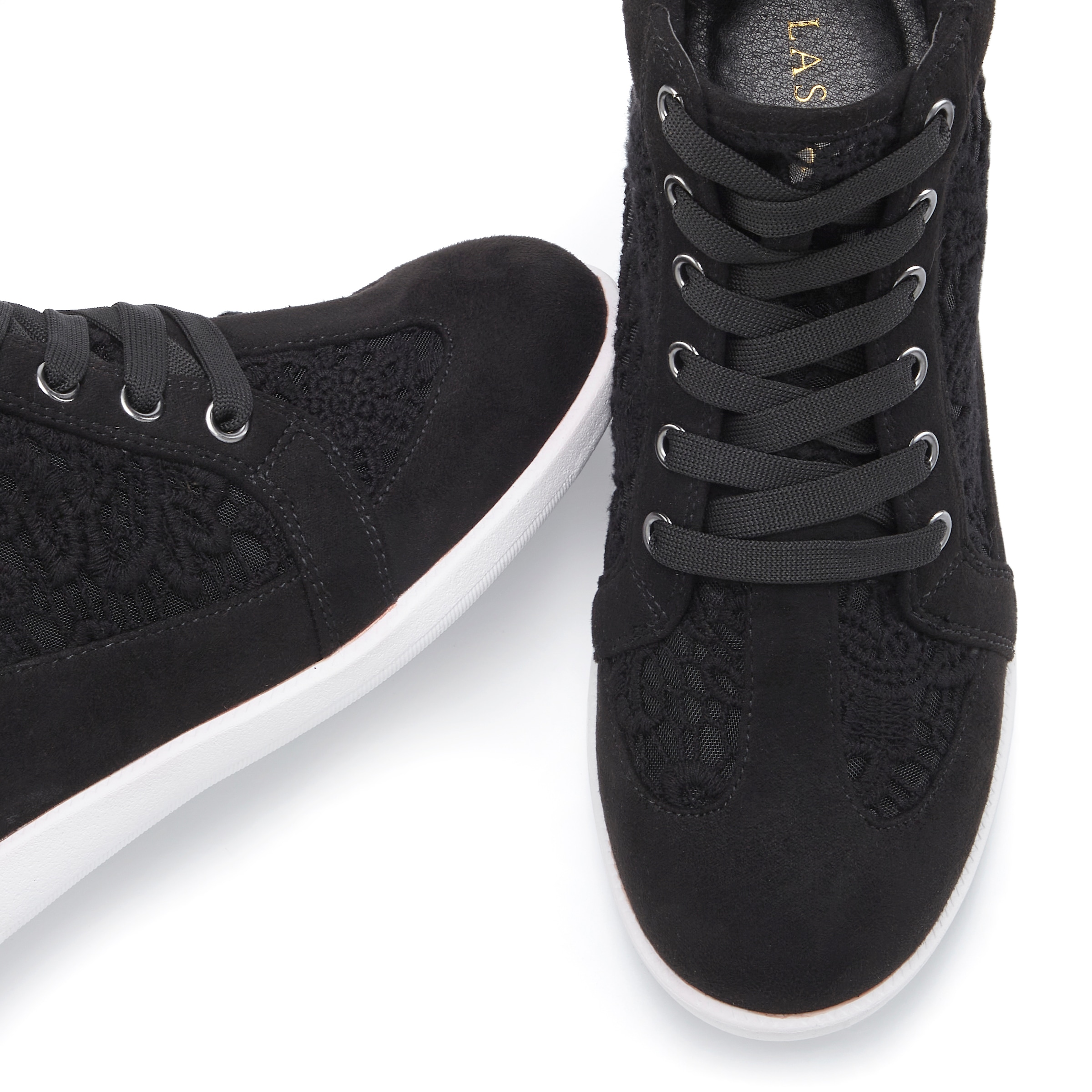 LASCANA Sneaker »Freizeitschuh,«, mit innenliegendem Keilabsatz und Spitzendetails