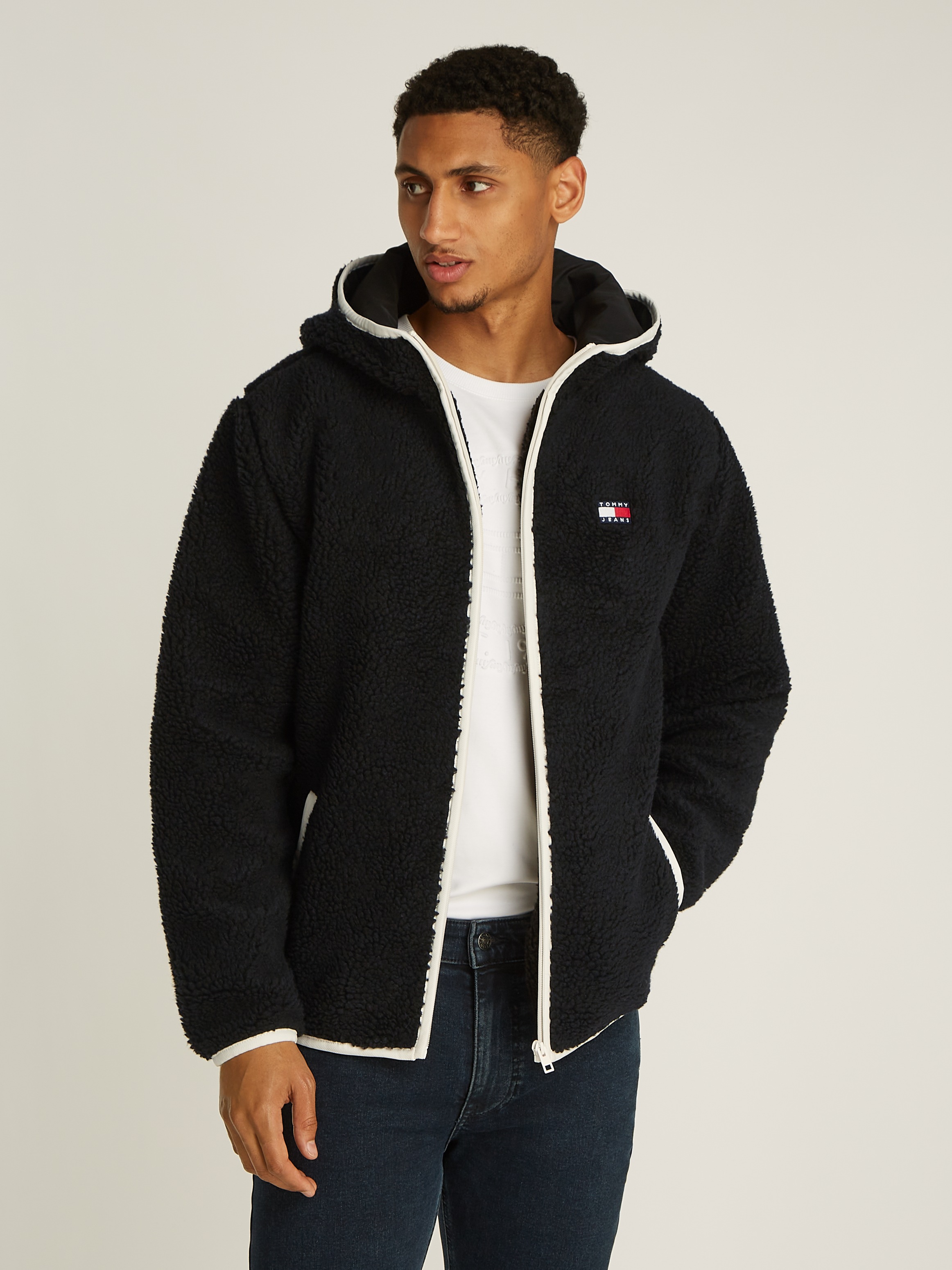 Tommy Jeans Plüschjacke "TJM REG BADGE TEDDY ZIP TRU EXT", mit Kapuze, Frei günstig online kaufen
