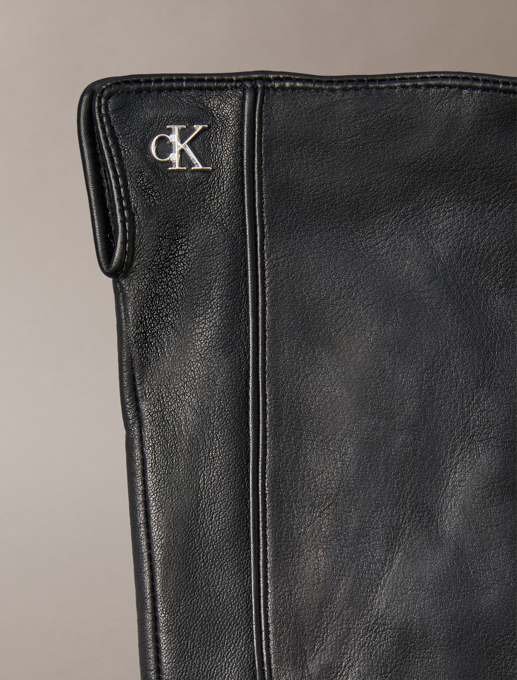 Thumbnail - Calvin Klein Lederhandschuhe "METAL CK LEATHER GLOVES" aus Schaf-Nappaleder