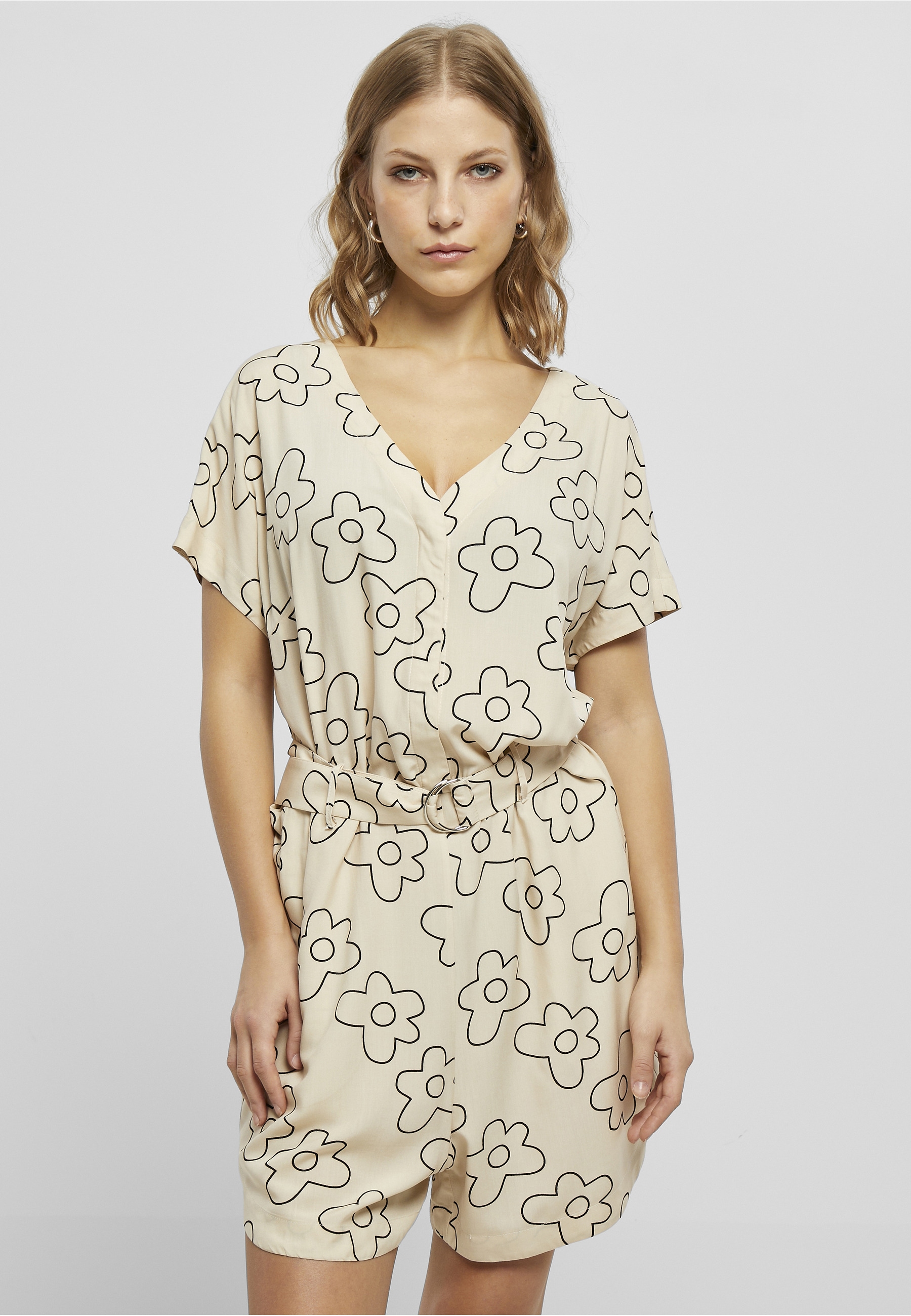 URBAN CLASSICS Jumpsuit »Urban Classics Damen Ladies Short Viscose Belt Jumpsuit« 1 Stk.