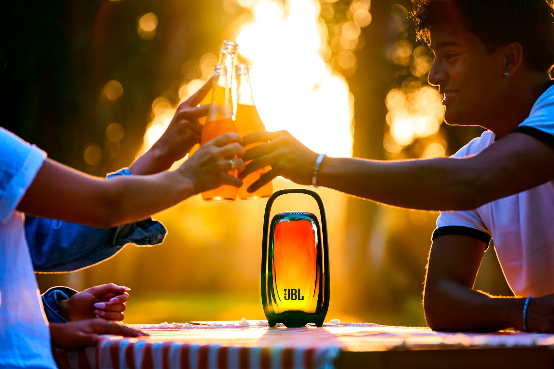 JBL Bluetooth-Lautsprecher »Pulse 6« (Bluetooth LED Licht (WRGB) 30 W) Tragbarer Lautsprecher mit JBL Sound und anpassbarer 360°-Lichtshow