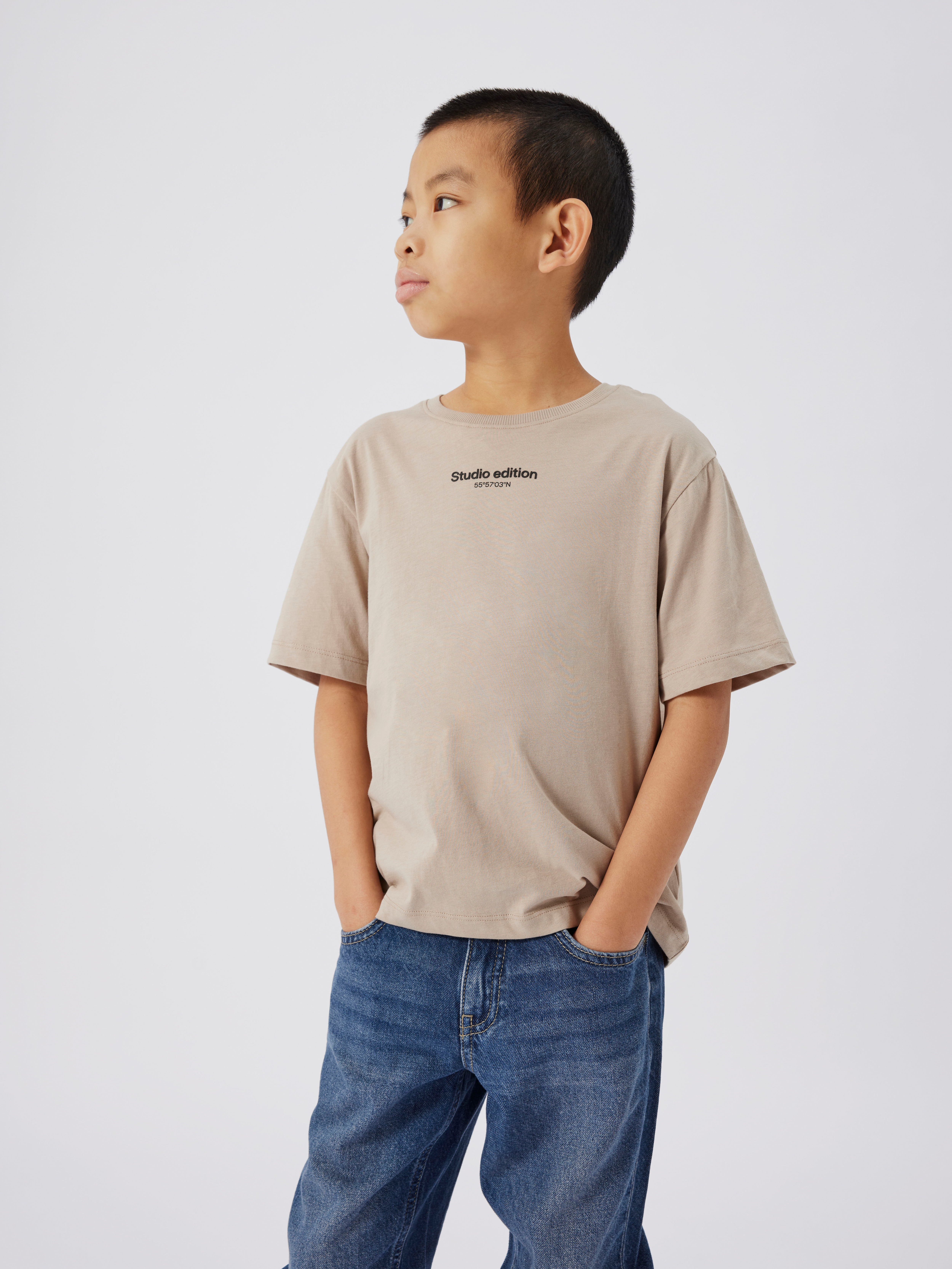 Name It T-Shirt "NKMBRODY SS NREG TOP NOOS" mit dezentem 3D-Frontmotiv