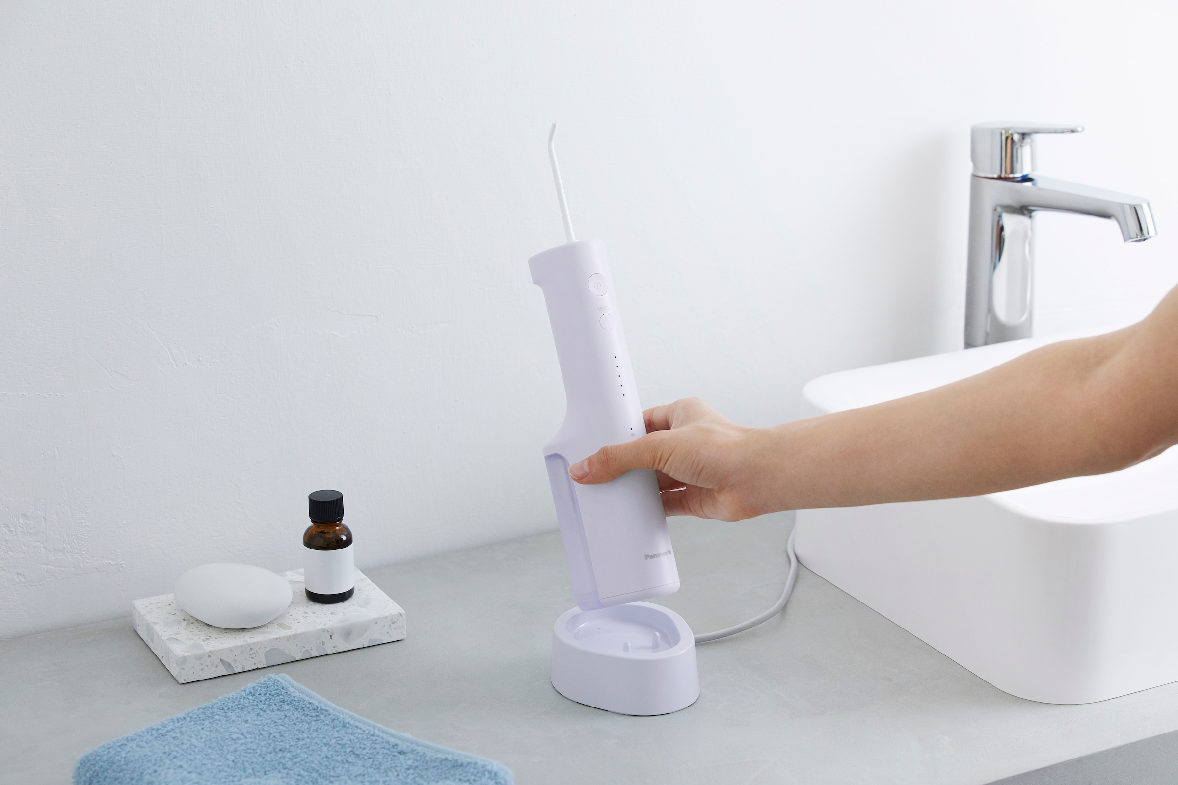 Panasonic Munddusche »EW-DJ27-V303«, 4 St. Aufsätze, Kabellos, 5 Stufen, 200 ml Wassertank, kontaktloses Laden