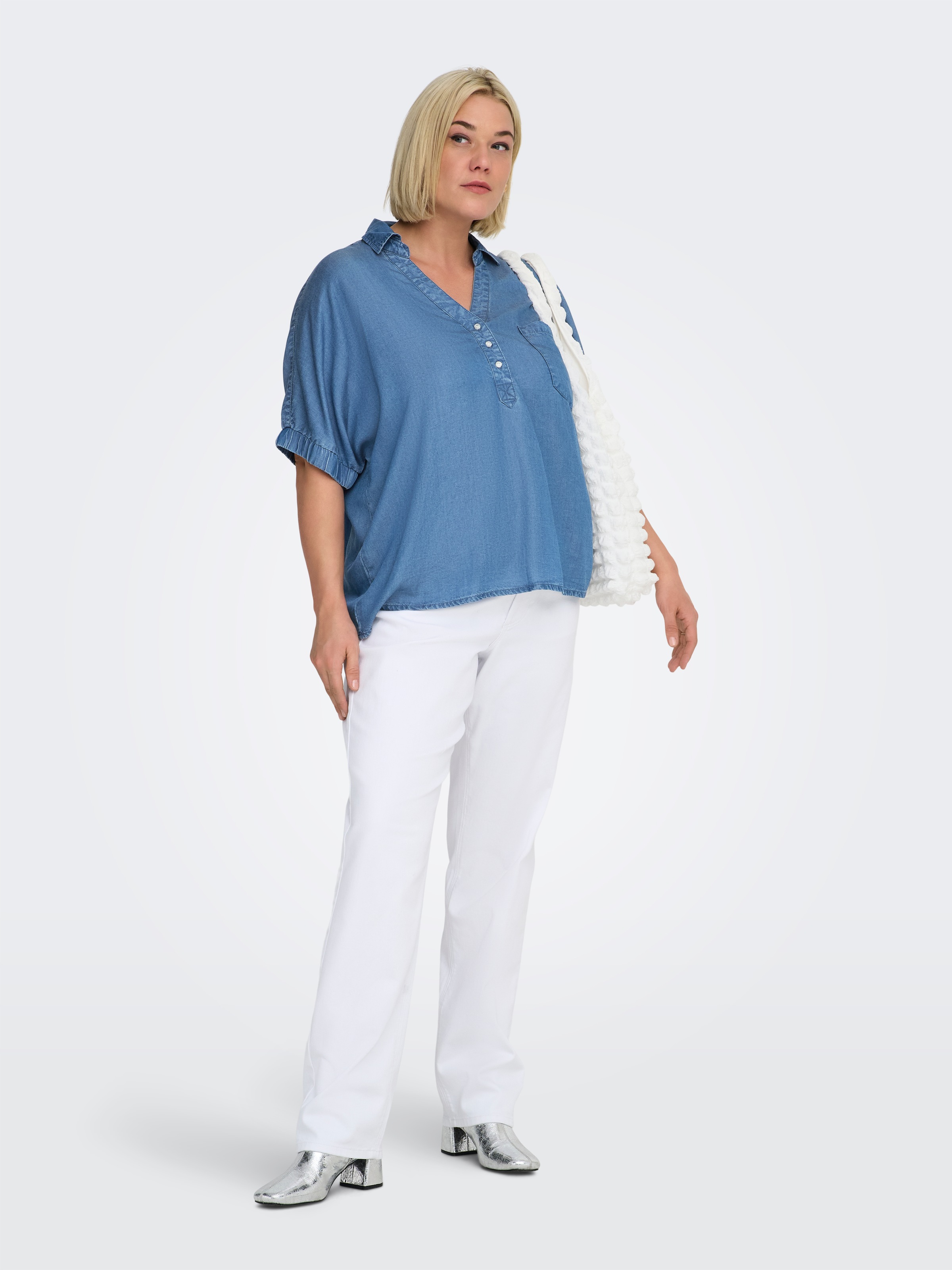 Jeansbluse ONLY CARMAKOMA "CARCHARIS LIFE CAP SLEEVE SHIRT PNT", Damen, Gr. 52, medium blau denim, Web, Obermaterial: 100% Lyocell, unifarben, normal, V-Ausschnitt, elastischer Bund, Blusen Jeansbluse, im Denim Look, loose fit, elastische Ärmelbündchen 3