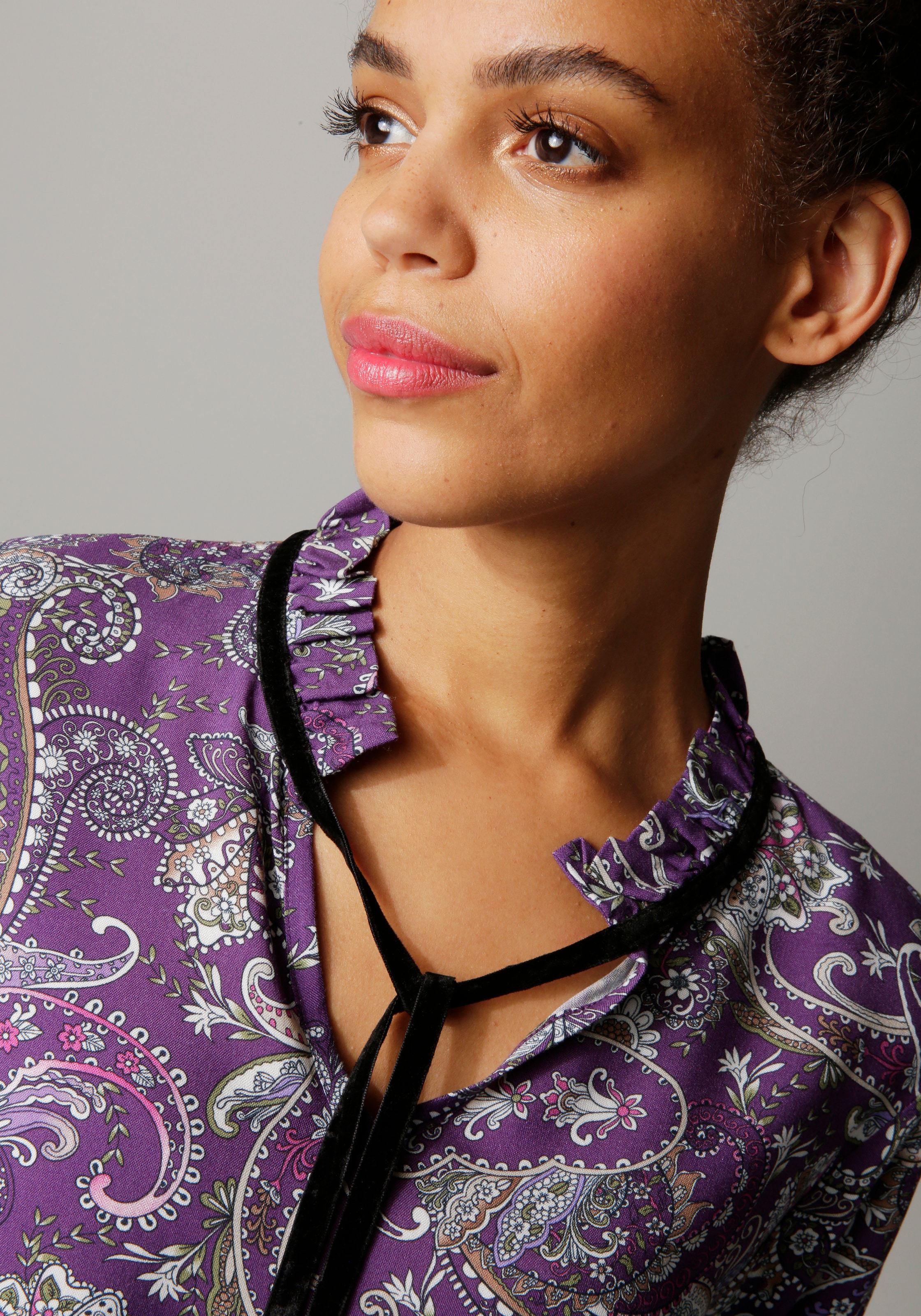 Aniston CASUAL Schlupfbluse, mit großflächigem Paisley-Druck