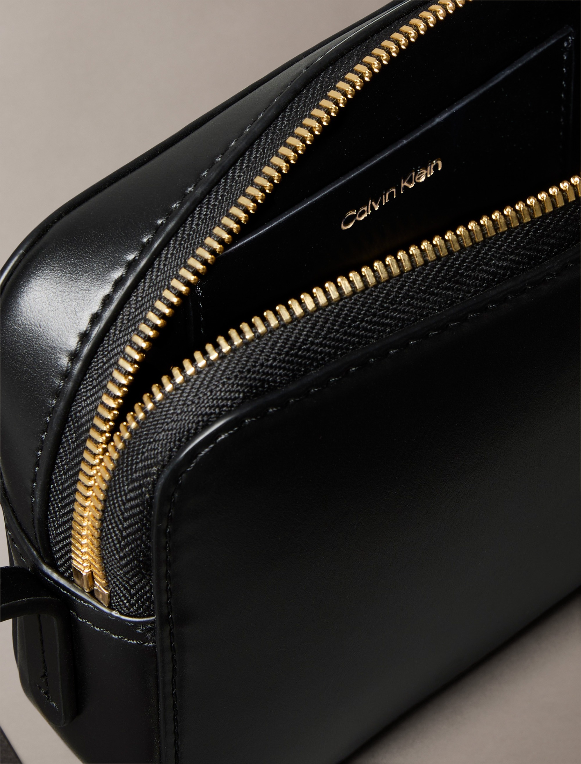 Calvin Klein Mini Bag »CK CAMERA BAG«, Damen Schultertasche, kleine Umhängetasche, mit CK-Logo