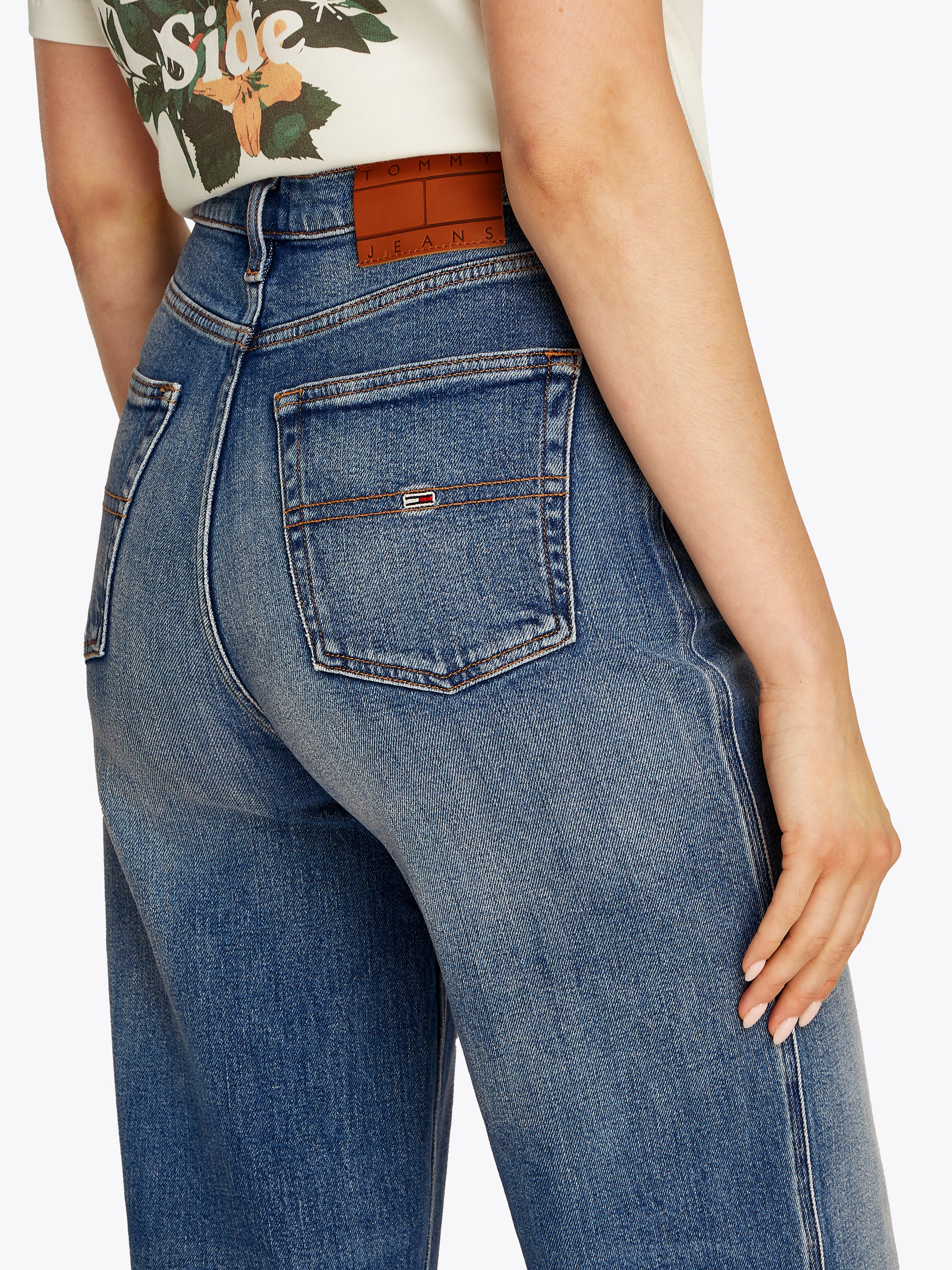 Tommy Jeans Weite Jeans "Claire High Rise", mit Logo-Badge günstig online kaufen