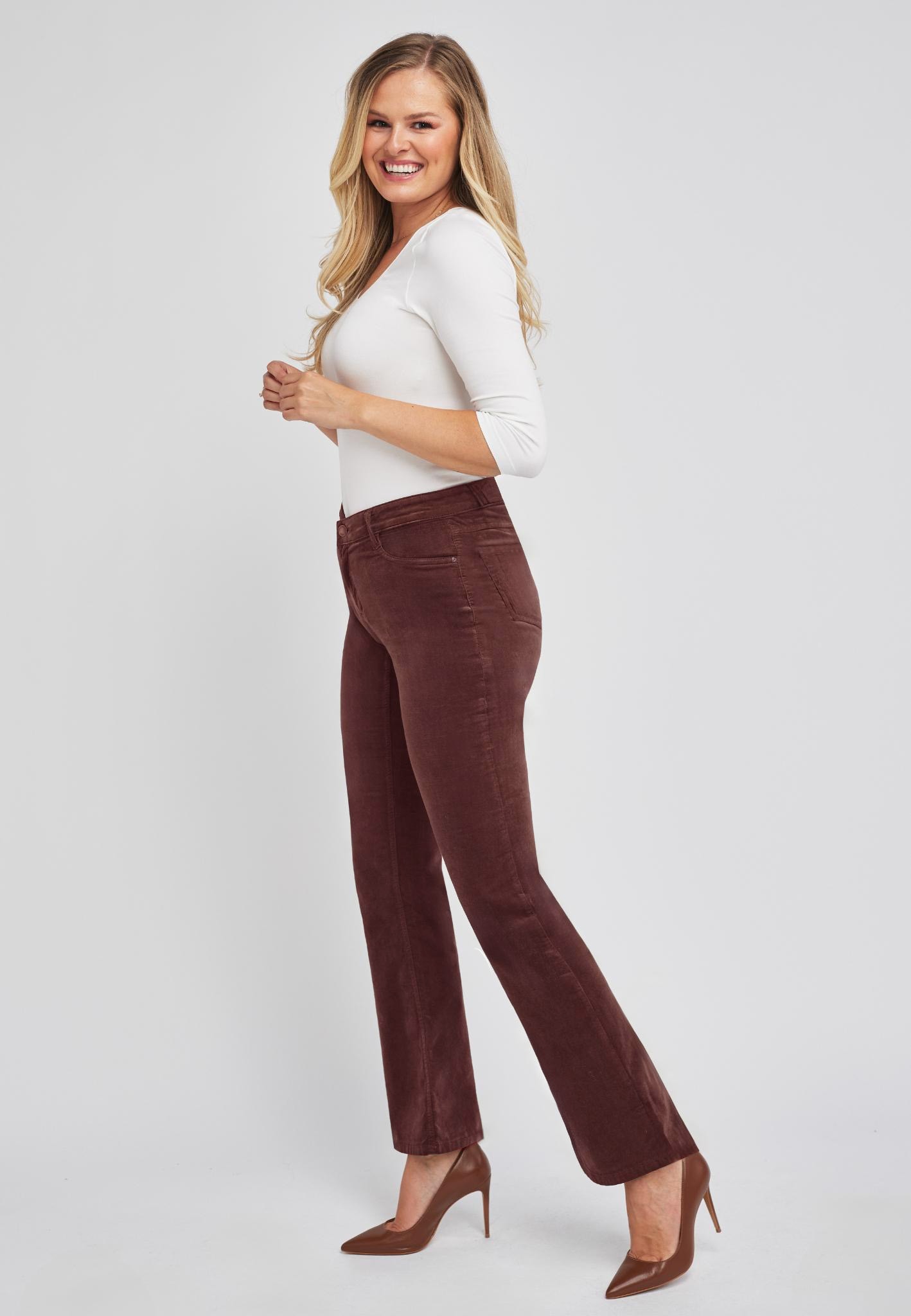 wonderjeans Bootcut-Jeans, Figurbetonte Form mit leicht ausgestelltem Bein